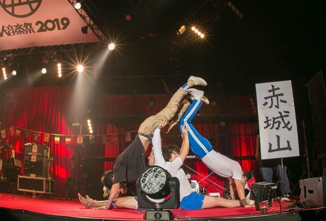 U太さんのインスタグラム写真 - (U太Instagram)「山人音楽祭2019！  バンドトップを任せて頂き、"祭"担当として。 本日は"山人体育祭"としてお届けしました！ 早い時間からのもの凄い運動量にも関わらず、参加してくれる皆さまのパワー！ この場所に今年も来れて嬉しかったす！  山人音楽祭2019。 群馬。 G-FREAK FACTORY。  今日の出演者は総じてモンスター級！ G-FREAK兄さんの名の下に集まった音を奏でる人たちやからこそのライブのオンパレードでしたわ〜！ 地元でやる、地元やからやれる素晴らしさをヒシヒシと感じました！ ウチもまた地元でやりたいな  ありがとうございました！  #四星球 #山人音楽祭」9月21日 22時46分 - utasuxing