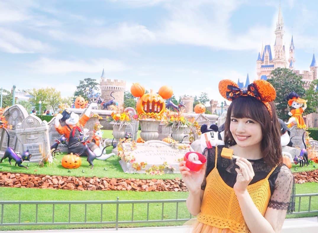 のインスタグラム：「🎃👻﻿ ﻿ ディズニーのハロウィンフード﻿ 可愛いのたくさん！🎃💕﻿ ﻿ どれも食べたくて困る…❤❤️️🤤﻿ ﻿ ﻿ このアソーテッドスウィーツは、﻿ バウムクーヘン、ストロベリーチーズケーキ、﻿ 紫イモクリームもちの3種類が食べられるし﻿ 見た目も可愛い💕🍿﻿ ﻿ 肩乗りおばけくんと、﻿ シンデレラ城もちょうど写真に入る﻿ ハロウィンフォトスポットの前で💕😋﻿ ﻿ ﻿ #ディズニーハロウィーン2019#ディズニーハロウィン#ハロウィングッズ#ディズニーランド#おばけミッキー#スパンコールカチューシャ#アソーテッドスウィーツ#tokyodisneyresort#disneyland#halloween﻿」