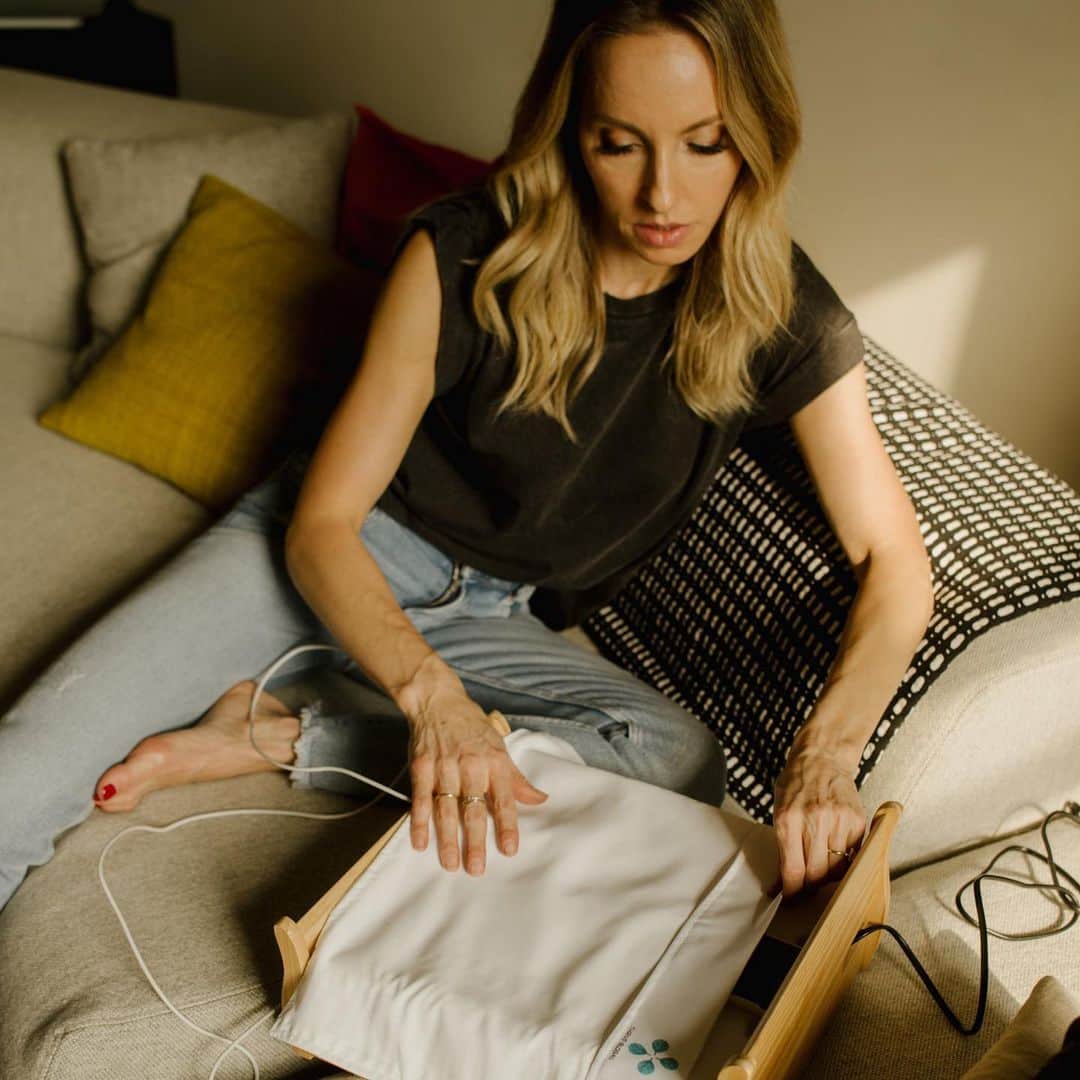 New York Times Fashionさんのインスタグラム写真 - (New York Times FashionInstagram)「“I’m not going to teach you how to make green juice,” said the self-help author @gabbybernstein, who is releasing her seventh book on Tuesday. “I’m going to teach you how to know what God means to you.” Swipe through ▶️ to see her trick for getting better sleep: tucking her phone into small bed complete with a silk pillow and sheets. Photographs by @heathersten」9月21日 22時52分 - nytstyle