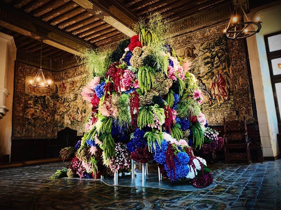 椎木俊介のインスタグラム：「Botanical Sculpture in Chaumont-sur-Loire  Date: September 21-22, 2019 Time: 10:00-19:30 (Sat/Sun) /  16:00 gift the flowers to visitors on Sunday Location: Chaumont-sur-Loire, France  #azumamakoto #makotoazuma #amkk #東信 #東信花樹研究所 #botanicalsculpture #chaumontsurloire #france #amkkproject #amkkproject #flowers #flowerart」