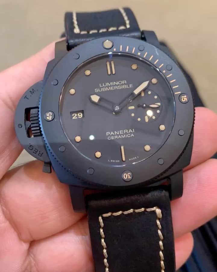 パネライのインスタグラム：「Only 50 of these beauties ever made in 2014. The #PAM607 Destro (Left Handed) 47mm Ceramic Submersible I got to go hands on with at @watches_oliversmith #paneraicentral」