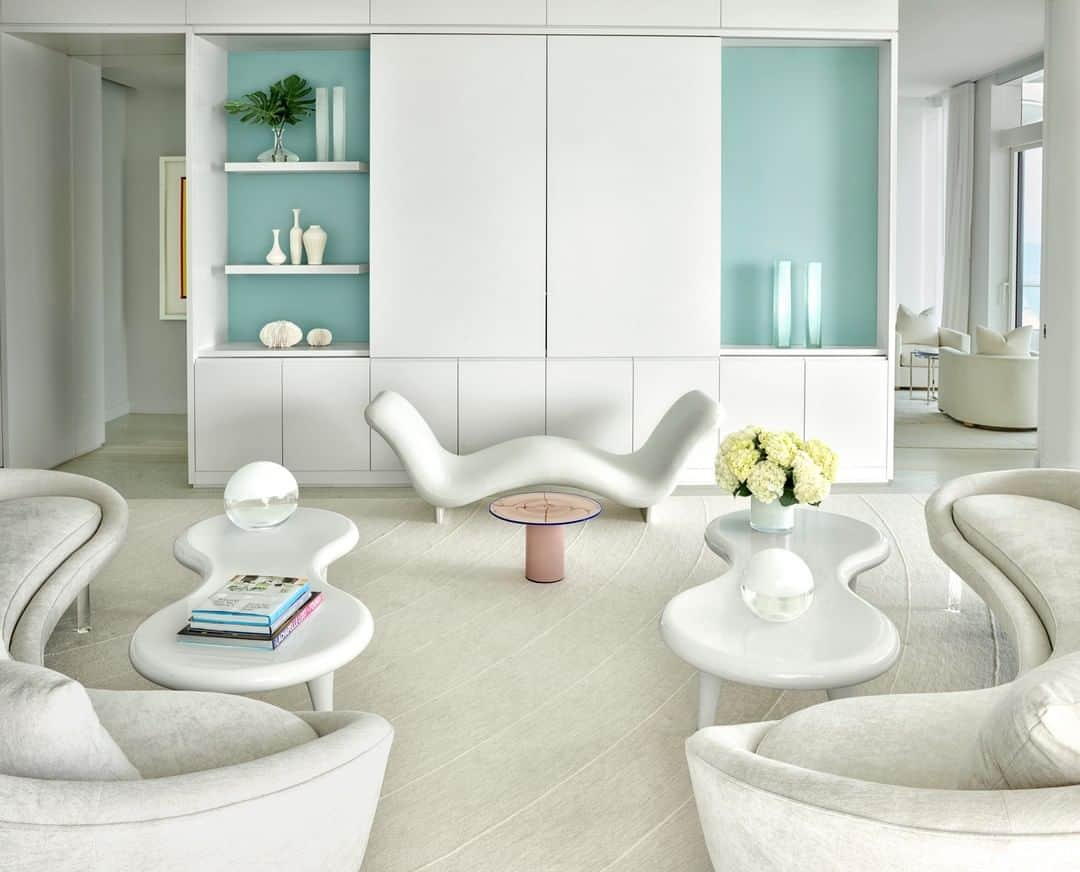 ELLE DECORさんのインスタグラム写真 - (ELLE DECORInstagram)「An entertainment executive and his wife enlisted architect @leemindel to transform their Miami condo into a minimalist space that embodies the spirit of the city. Bold pops of color against an all-white backdrop brought the space to life. “The key,” Mindel explains, “is always context. Minimalism that embraces its surroundings becomes regional modernism, a completely different animal.” The living room is furnished with custom sofas in a Bergamo fabric, Marc Newson tables from @cappelliniofficial, and a 1980s side table is by Vistosi. The Face à Face bench is by Pierre Paulin through @ralphpucciint, and the custom rug is by V’Soske. The bookshelf, also custom, holds vases and ceramics from @luminaire and Jalan Jalan. Click the link in bio for the full tour, as featured in our October 2019 issue. Photography: @douglasfriedman #ED30」9月21日 23時00分 - elledecor