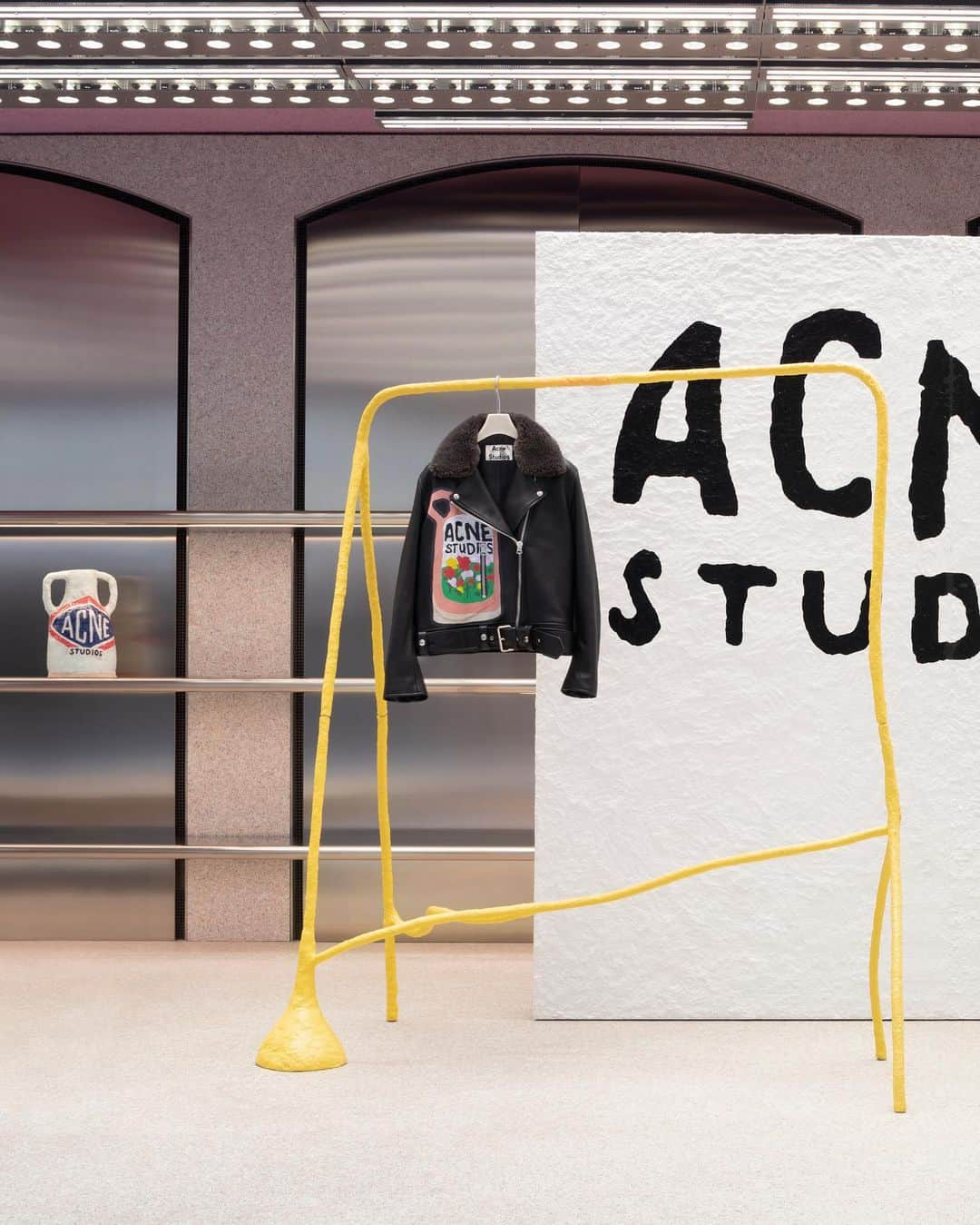 Acne Studiosさんのインスタグラム写真 - (Acne StudiosInstagram)「The #AcneStudios collaboration with artist @GrantLevyLucero – pictured here at the Piazza del Carmine store in Milan. For the collaboration, Grant’s logo ceramics have been converted into two-dimensional patches and screenprints found in a range of garments and accessories. ⁣⁣ ⁣⁣ To celebrate the collaboration, Grant created silver sculptures available for purchase for a limited time only at the Piazza del Carmine store.」9月21日 23時01分 - acnestudios