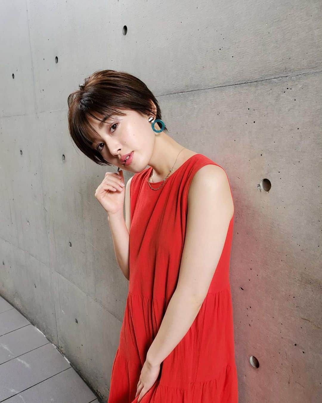 齋藤智奈美のインスタグラム：「___ だいぶ涼しくなりましたね🍂 そろそろカットしに行かねば！ 8月のカットはこちら♡ . カラーは暖色系にしてもらいました！ 暑かったので襟足もスッキリ〜 IKEさんいつもありがとです❤️ .  そして昨日から #ラグビー にハマりました 展開が早いので観てて楽しい✌🏻 (逆に遅いやつ苦手) . オールブラックスの ボーデン・バレットがイケメンです。 もう一度言います、イケメンです。 明日はアイルランドvsスコットランド〜 一緒に観ましょう〜💜 .  ____ @anti_antiworld  @hiromasaikeda  @perm_anti  #anti #ショートヘア  #ラグビーワールドカップ2019」