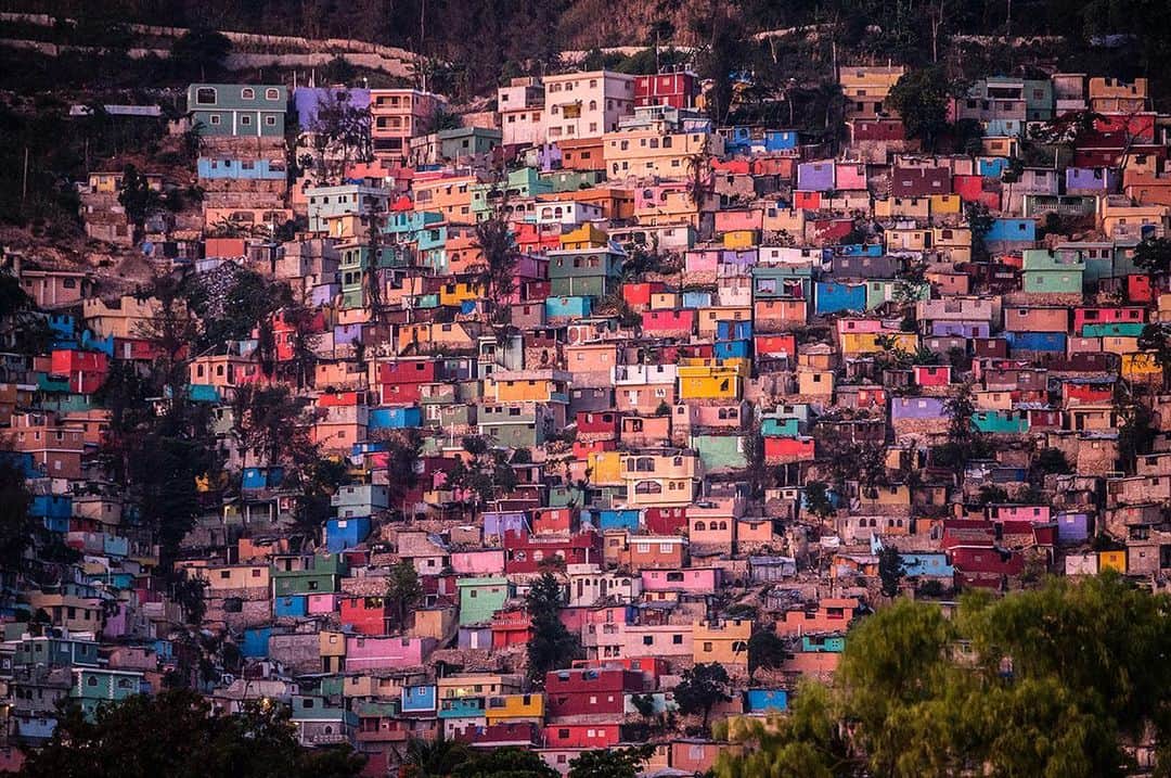 National Geographic Creativeさんのインスタグラム写真 - (National Geographic CreativeInstagram)「Photo by @amivitale | A community of colorful homes in Port-au-Prince, Haiti. #Haiti #PortAuPrince #Vibrant」9月21日 23時03分 - natgeointhefield