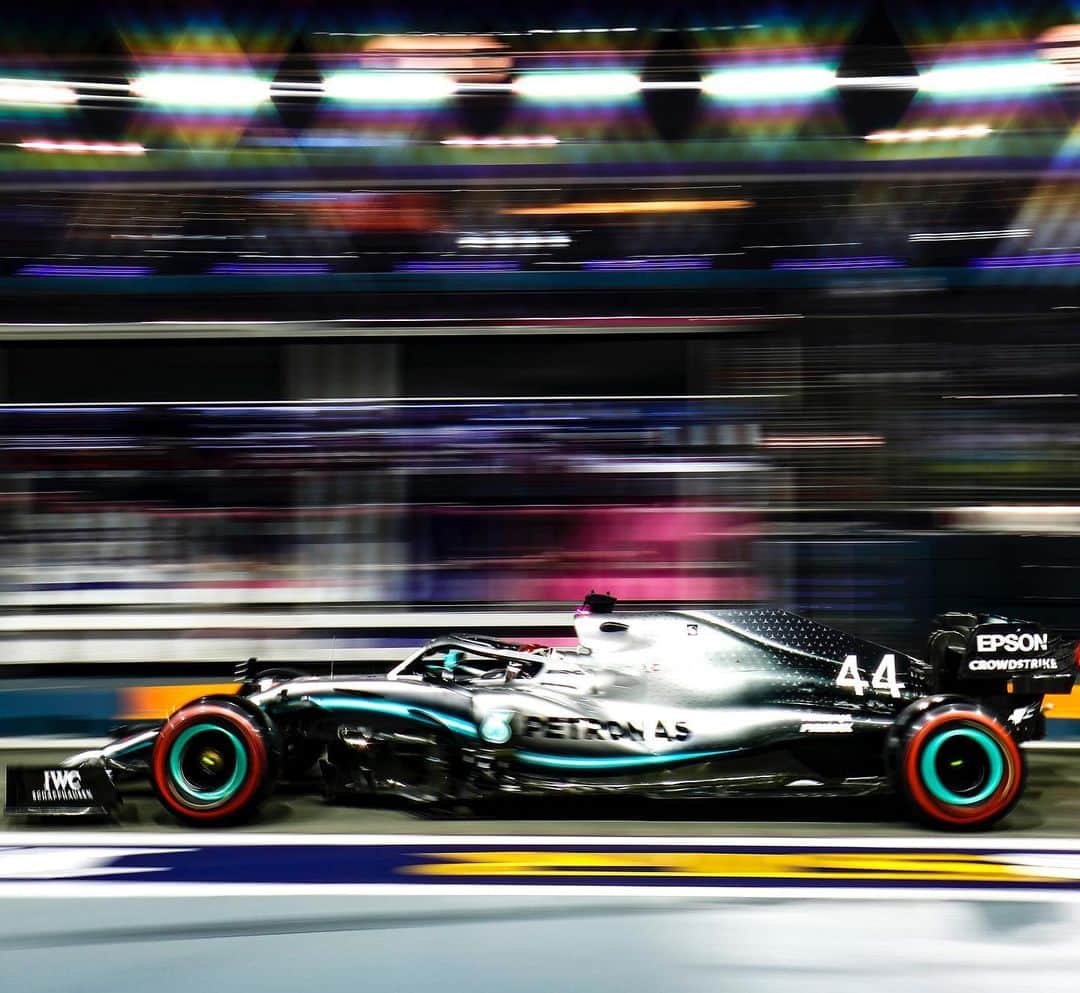 MERCEDES AMG PETRONASさんのインスタグラム写真 - (MERCEDES AMG PETRONASInstagram)「That Quali 👉😮 Leclerc on top for a fired up red team, but @lewishamilton powers onto the front row with a mega lap! 💪 • #MercedesAMGF1 #MercedesAMG #F1 #PETRONASmotorsports #LH44 #SingaporeGP #F1NightRace」9月21日 23時15分 - mercedesamgf1
