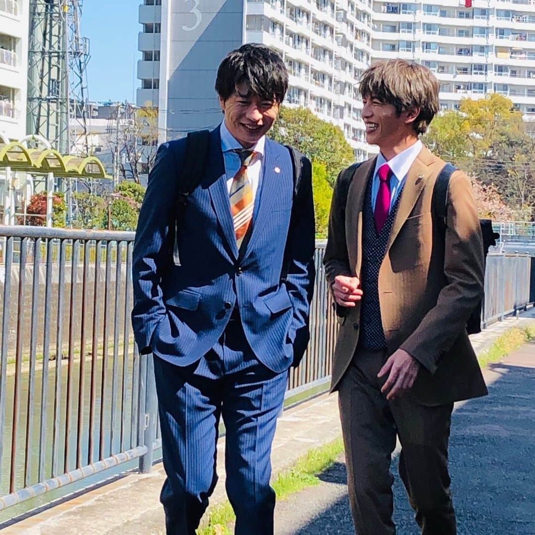 おっさんずラブ 武蔵の部屋のインスタグラム：「とある筋から由々しき写真を手に入れました😖 #とある筋というか #弊社のT君からなのですが #部長スクープです⚡️⚡️⚡️ #とさっきおもむろに送ってきました📩 #えー黒澤武蔵激しく動揺しております #なんっていうかさ #随分と楽しそうだなぁジャスティス君よ🙁 #最初から油断のならない男だと思っていたさ🙁 #君は子犬の皮を被った狼だと思っていたさ🙁 #ユーアーエネミージャスティス⁉️ #アイアムアヒロイン‼️ #すみません取り乱しました #許せなみ #とにもかくにも負けられなみ #絶対に負けられない戦いがそこにはある #おっさんだけど頑張るもん🔥 #はるぽん大好だもん🔥🔥🔥 #ふぁいやーーーっ🔥🔥🔥🔥🔥」