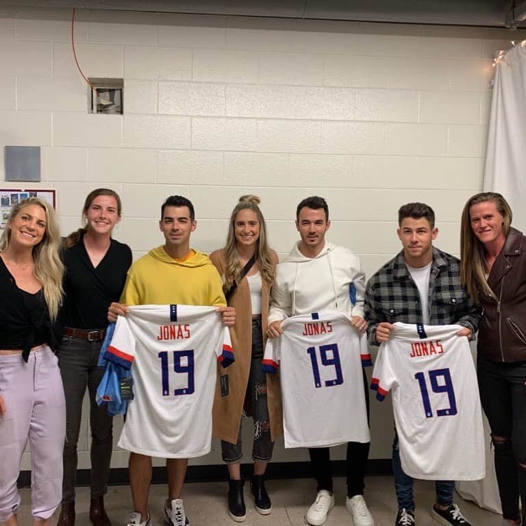 のインスタグラム：「Welcome to Chi-town JoBros! ⭐️⭐️⭐️⭐️」