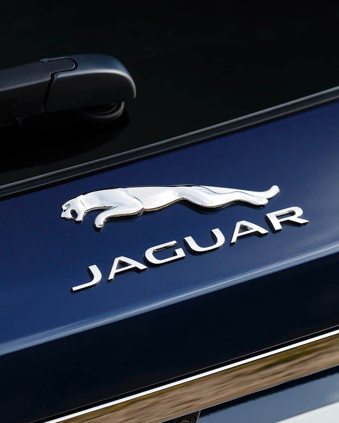 Jaguarさんのインスタグラム写真 - (JaguarInstagram)「Attention to detail: the difference between something good, and something great.  #Jaguar #XFSportbrake #Premium #Luxury #Dynamic #Performance #Estate #AWD #CarsofInstagram #InstaCar」9月21日 23時15分 - jaguar