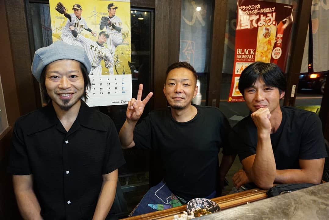 上中丈弥のインスタグラム：「地元にて。色んな物で色んな人をビシビシにしてた友達が、今はコテ握って汗かいて自分の店してる。  目尻に皺寄せ年重ねよう。 色々背負って胸張って大人の男で居よう。 めちゃ良い夜でした。  310号線より愛を込めて。」