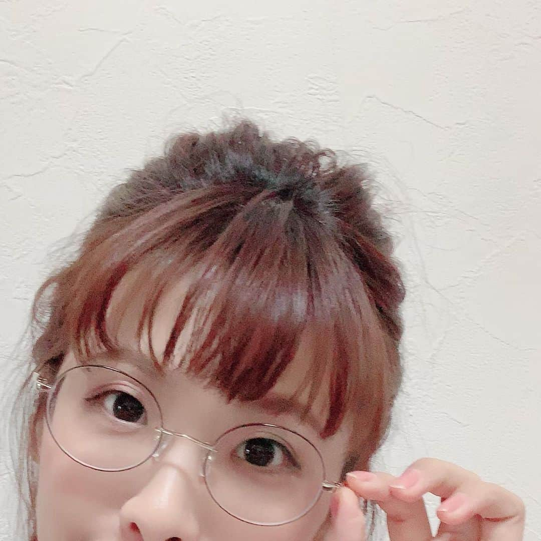 岡野綾夏さんのインスタグラム写真 - (岡野綾夏Instagram)「#丸メガネ 買っちゃった👓 . 完全に通りすがりのひとめぼれ。 . レンズの大きさ メガネの横幅 理想的でした…♥️ . #メガネ女子 #おしゃれの幅 #広がりますように . #度入りメガネ #お手頃価格だったよ #超軽量 #福岡天神」9月21日 23時08分 - ayaka.o531