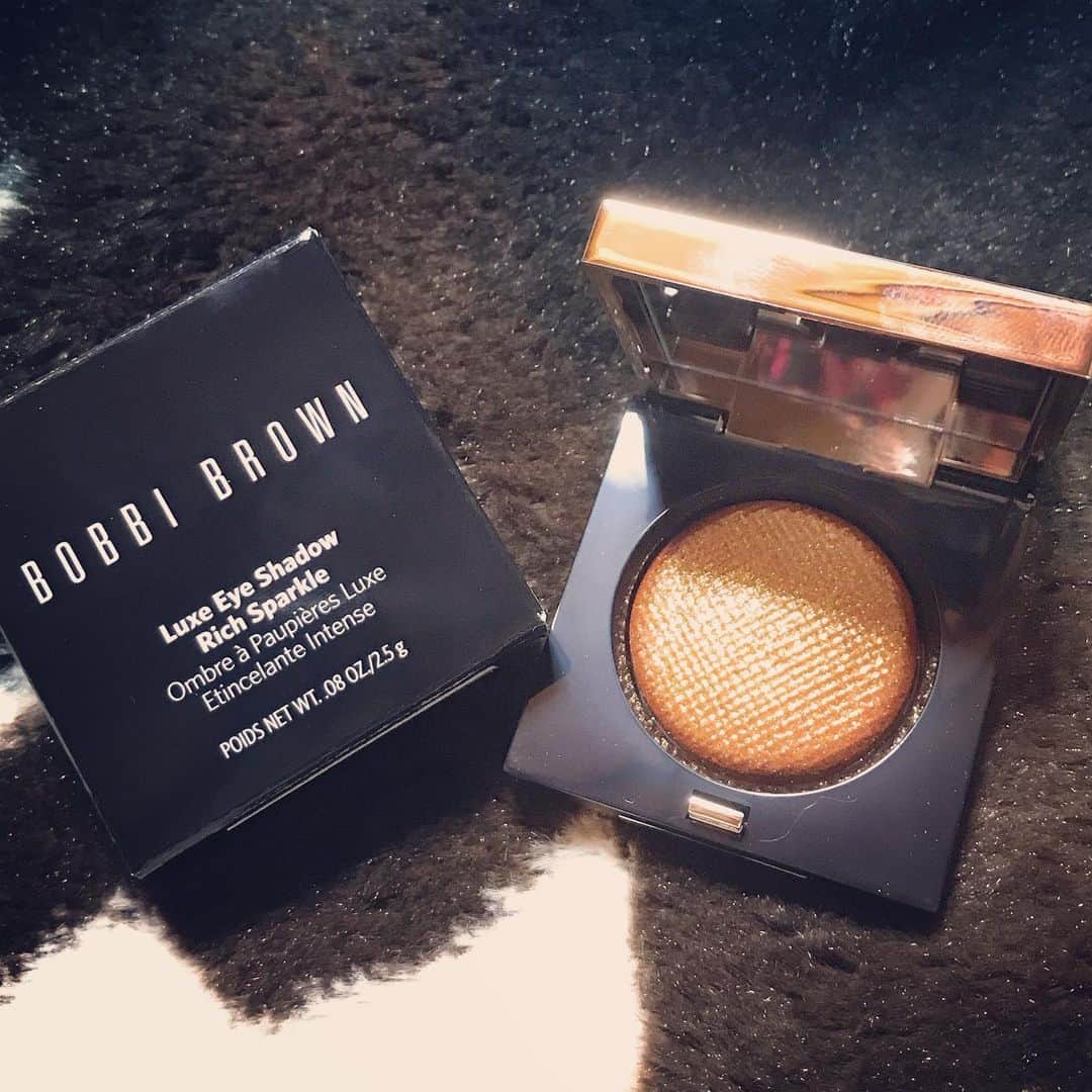 小嶋晶子のインスタグラム：「I 💙 cosmetics! #bobbibrown #luxeeyeshadow #sunflaer #ボビーブラウン #リュクスアイシャドウ #サンフレア #限定復刻」