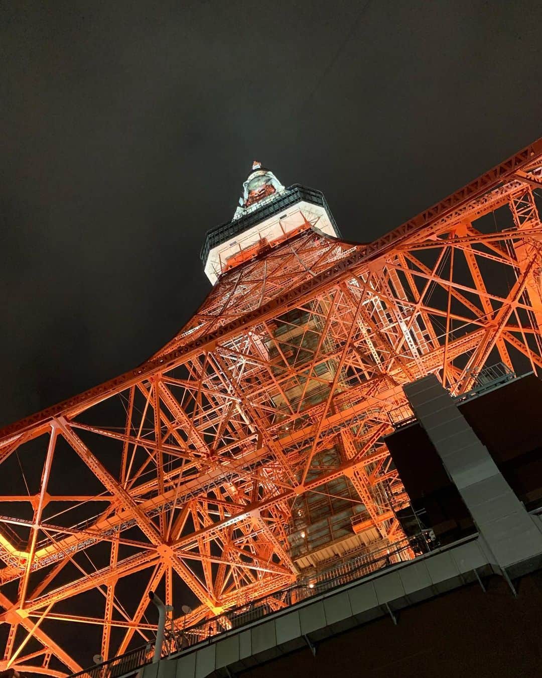平野綾さんのインスタグラム写真 - (平野綾Instagram)「数年ぶりに行った東京タワーは、﻿ やっぱり異世界に召喚されそうでワクワクしました🗼✨﻿ もしくは太陽と月が隠れちゃうか、﻿ 天の龍集まるか、﻿ 月基地を爆破するか、﻿ (最後以外はCLAMP❤️)﻿ ﻿ とにかくロマンの塊でした(*´꒳`*)💕﻿ ﻿ ﻿ ﻿ 何で東京タワーに行ったかは次で。﻿ ﻿ ﻿ #東京タワー🗼 #tokyo﻿ #ayahirano #平野綾」9月21日 23時19分 - a_ya.hirano