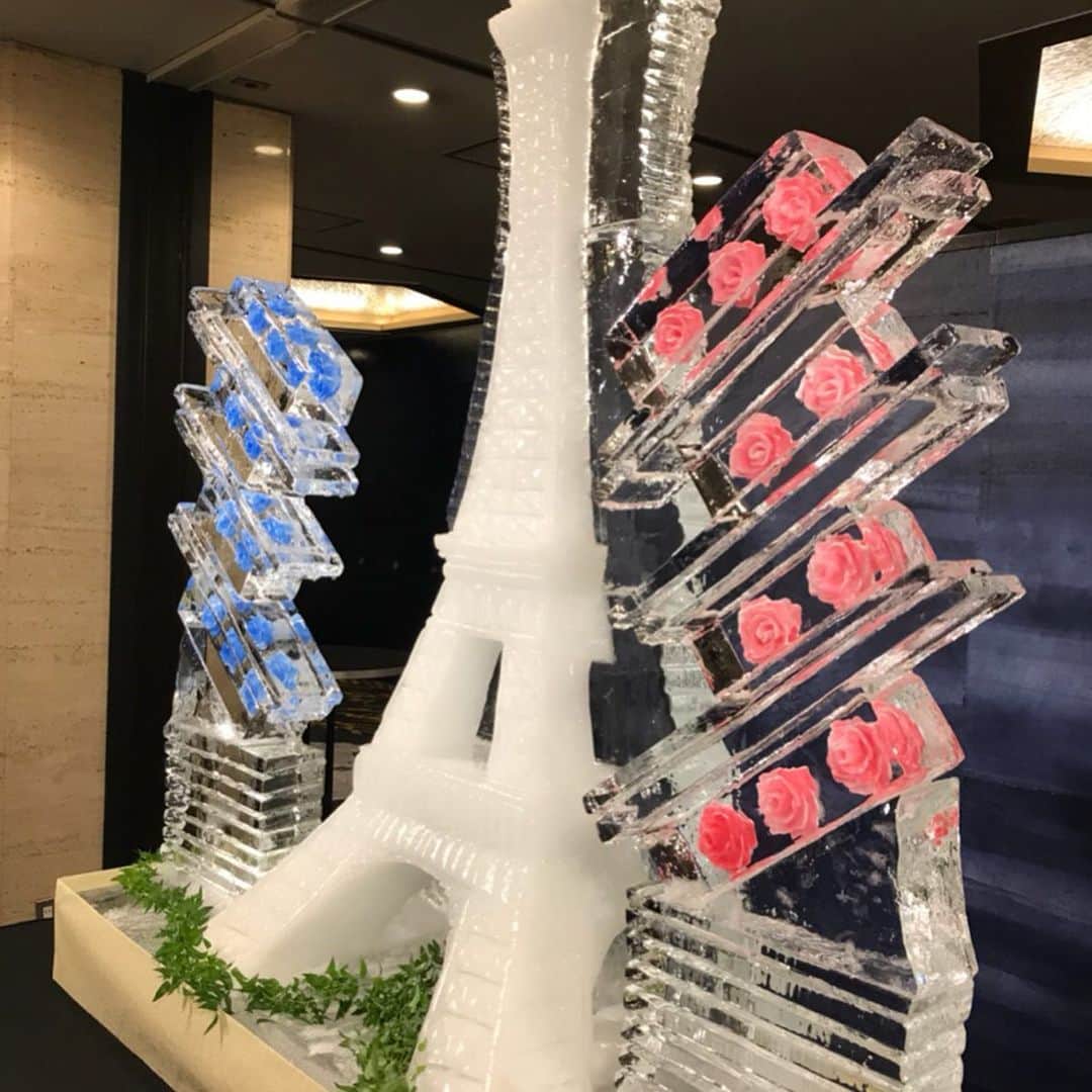 ホテル ニューオータニさんのインスタグラム写真 - (ホテル ニューオータニInstagram)「ホテルニューオータニ氷彫刻室 室長 平田浩一が手掛けた、エッフェル塔にトリコロールをイメージした赤・青の薔薇のデザインが美しい﻿﻿作品。 ﻿﻿ This stunning Eiffel Tower Ice Sculpture was carved by Hotel New Otani Tokyo Ice Sculptor Kouichi Hirata.」9月21日 23時22分 - hotelnewotanitokyo
