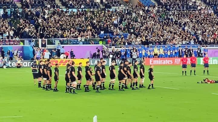 のインスタグラム：「今日はラグビーW杯🏉の【NZオールブラックス🇳🇿VS南アフリカ🇿🇦】観戦に、旦那様と横浜国際総合競技場へ！ 生でオールブラックス伝統のハカが見れて感激しました❣️ 試合前の、屈強な男たちの戦いの踊りの迫力に、6万人強の観客が息をのみました！  23-13でオールブラックスが制しましたが南アフリカ終始リードしていて、とても良い試合でした☺️🏉 。 #是非最後まで生の横からのハカを見てくださいね！ #黒を着るべきだったのに仕事帰りでごめんなさい🙏 #夫婦でスポーツ観戦デート❤️ #命をかけたスポーツは心に力をくれる！ #ラグビーワールドカップ2019 #オールブラックス @theodoremillertokyo @rugbyworldcupjp」