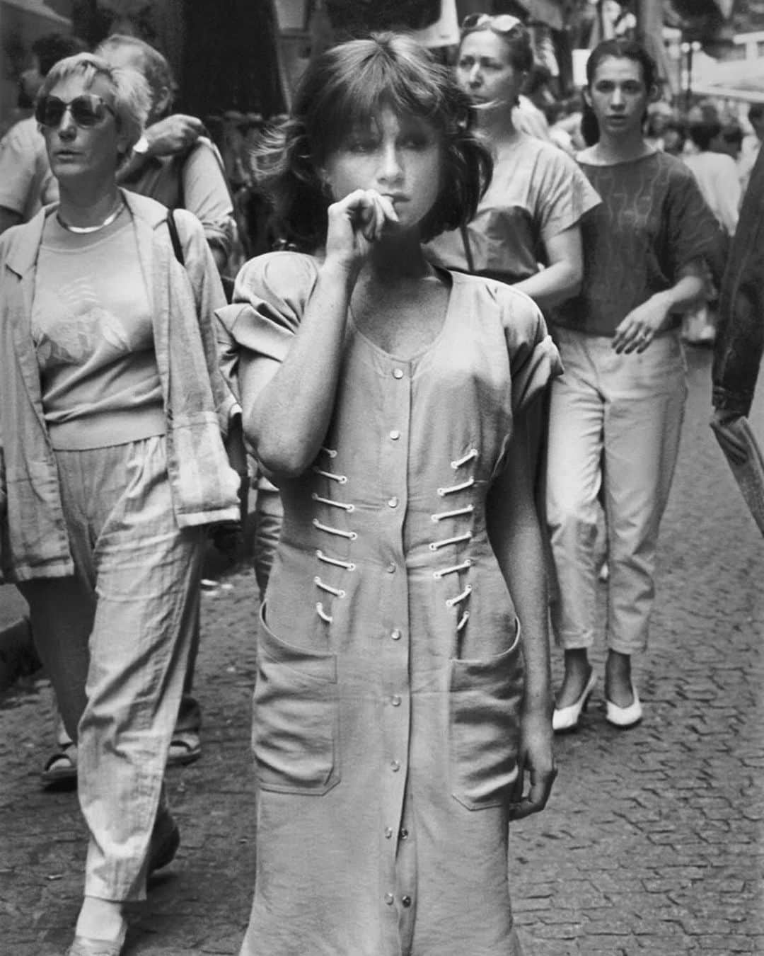 Meganさんのインスタグラム写真 - (MeganInstagram)「Isabelle Huppert walking the streets of Montmartre 〰 Robert Doisneau, Paris, 1985 ✨ #isabellehuppert #robertdoisneau #paris #montmartre」9月21日 23時32分 - zanzan_domus