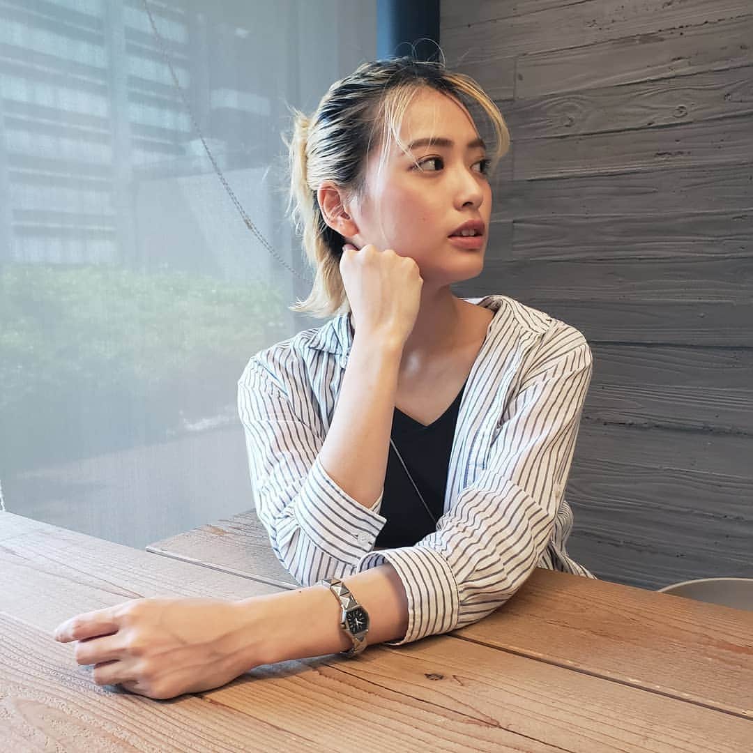 のインスタグラム：「横顔🙎🙎🙎. . . . #onechance #avex #森瑠菜 #ルナスタ #横顔 #横顔グラム #金髪 #ヘアアレンジ #ハーフアップ #腕時計 #お気に入り #diesel #シルバー #me #i #japanesegirl #일본여자 #follow #like . . 改めて思う。鼻低い😥😥😥」