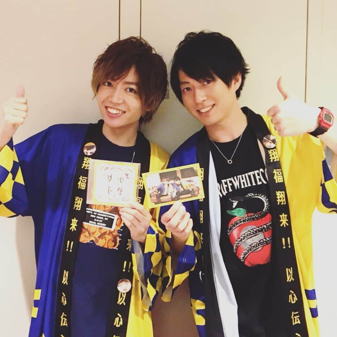 千葉翔也さんのインスタグラム写真 - (千葉翔也Instagram)「野上さんとのラジオ「翔福翔来！！」も三年目に突入。 ファンミーティング以心伝心は1000人以上の方と昼夜楽しい時間を過ごさせていただきました！こんなに聴いてくれてる人がいるんだね…幸せなことだと実感されました。スタッフも心強くて良いチームです。 🎄2人のCDも12月25日に新発売！🎄 ぜひ聴いてほしいかっこいい歌になりそう！  今日は来られなかった方、片方しか観られなかった方、 これからももっとたくさん楽しい機会を作っていくと約束しますので…！ 末永くよろしくお願い致します！  思い出の昼の部はこちらから誰でも！↓ (全国の方にものぞいていただけて嬉しい) https://live.nicovideo.jp/gate/lv322035338 #野上翔 #翔福翔来 #江戸川区総合文化センター  #ファンミーティング #ファンミ #以心伝心 #ラジオ #文化放送  #Tシャツ #あの時に #もらったやつ #coach #はっぴ #法被 #黄色 #声優」9月21日 23時27分 - shoya_chiba_official