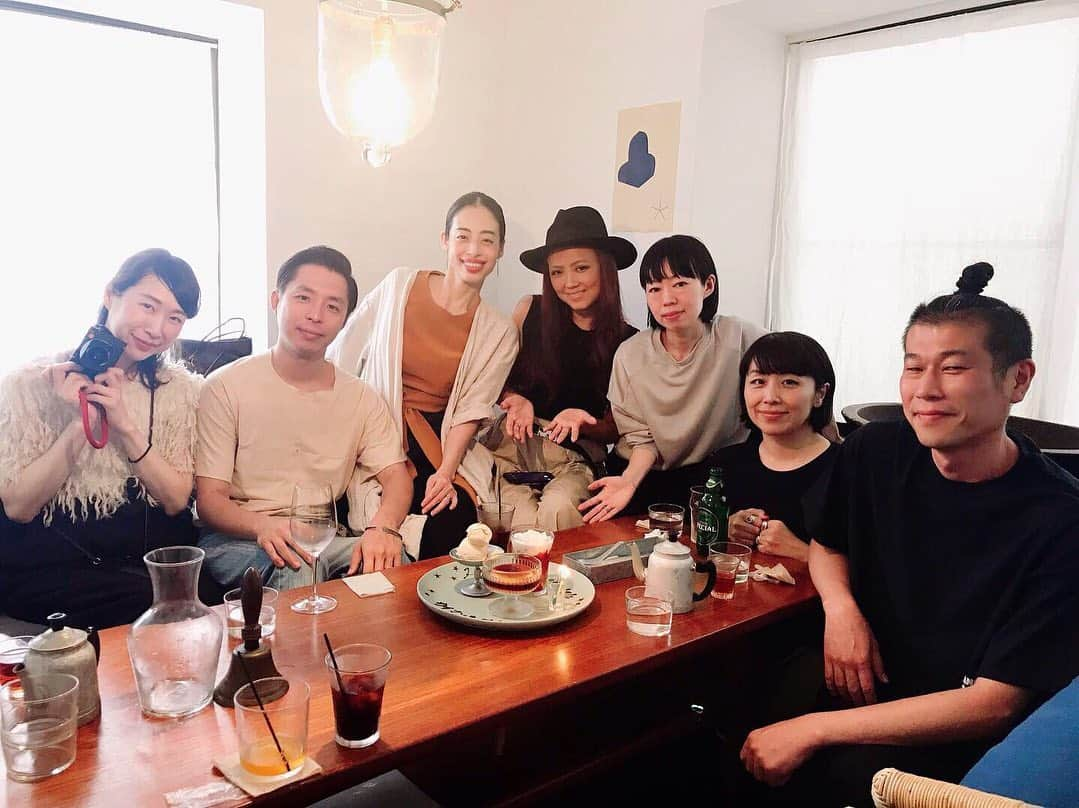 竹村真奈さんのインスタグラム写真 - (竹村真奈Instagram)「高知の友の誕生日会🎂 . 年齢も学校もバラバラだったり同じだったりそういうの関係なく集まれるのがいい。仕事はバラバラだけど、どこか近いのも面白い。 . そういえば、土佐弁全開で店員さんに話しかけてしまい、土佐弁で言っても伝わらないですよね、ごめんなさいねーって言ったら、 僕も高知出身なんでーと。 . あまりに普通に、爽やかに答えてくれるから一瞬にして打ち解けた感。勝手に親近感。 すごくいい時間だった。 . #happybirthday」9月21日 23時29分 - takemana