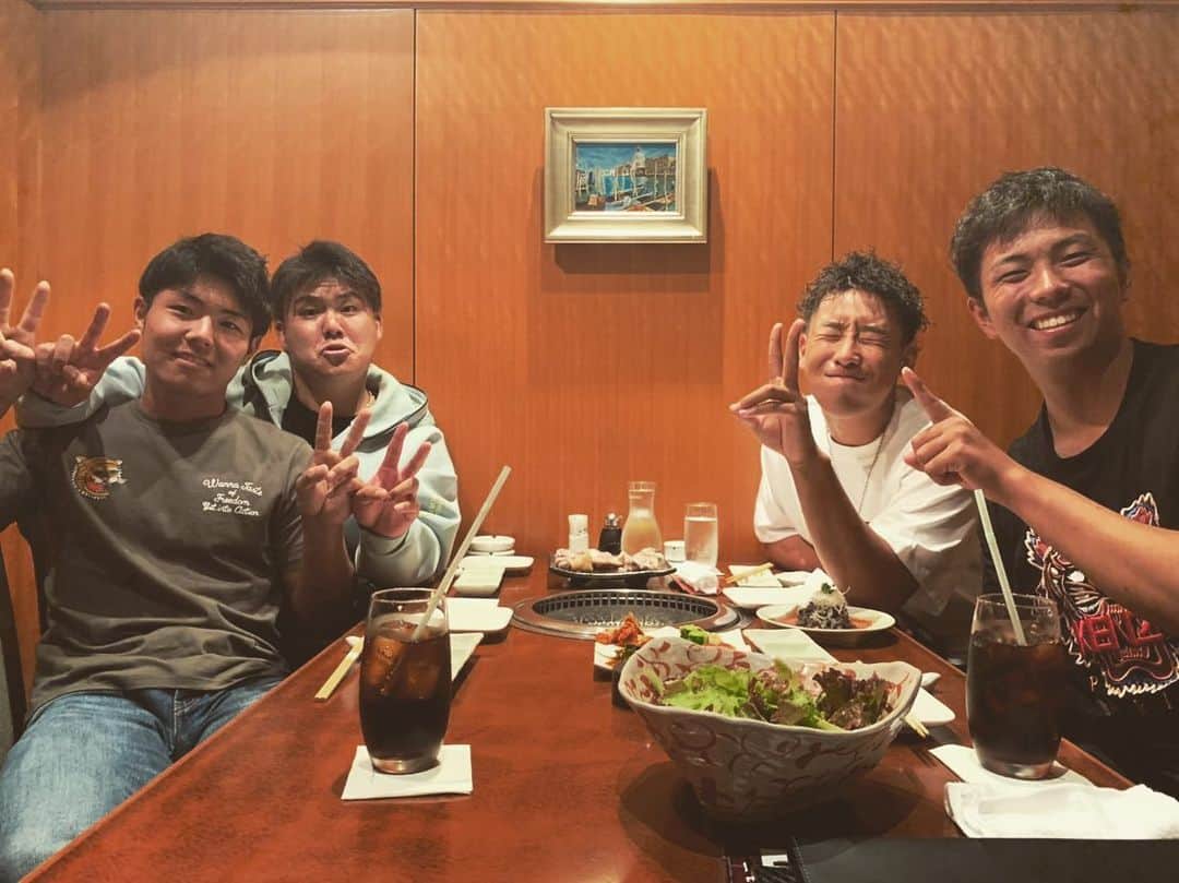 石原彪のインスタグラム：「今日は尚真と京志郎の誕生日！！ 2人共おめでとう！！ ケーキも喜んでくれて良かったです🙇‍♂️人に喜んでもらったら嬉しいね。 尚真君全部食べようね。  また明日から切り替えて頑張ろう👍 おやすみなさい！  #9月21日 #誕生日 #おめでとう #21歳 #20歳 #また明日から切り替えて頑張ろう  #藤平尚真 #松本京志郎 #ギャオス佐藤」
