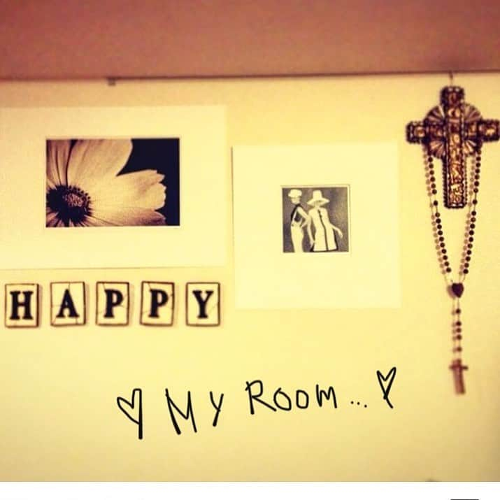 高橋真依子さんのインスタグラム写真 - (高橋真依子Instagram)「myroomディスプレイ。やはりクロスには惹かれますね❤︎今はハートも、昔から大好きな☆も❤︎そう言えばやっぱり何度見返しても前回の動画はUFO🛸にしか考えられない、、30分くらいずーっとあんな感じで何台もいました。ってどーでもいいか笑 やっと体調も良くなってきたので明日も頑張ります！good night🌙 #myroom#goodnight」9月21日 23時38分 - chi.maiko