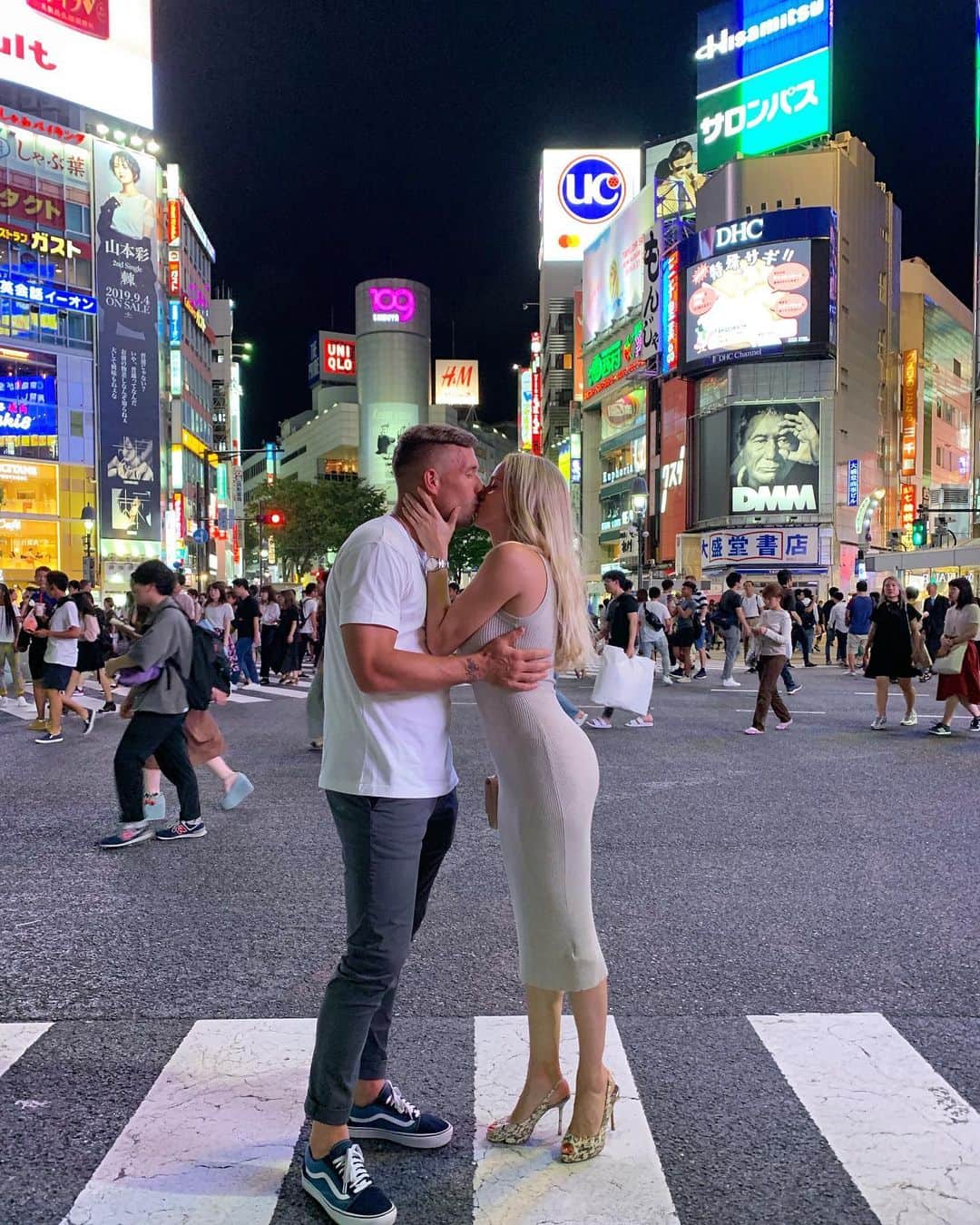 ルーカス・ポドルスキさんのインスタグラム写真 - (ルーカス・ポドルスキInstagram)「Tokyo Date Night 💏❤🔥 #couple #wifey #shibuya #tokyo 🇯🇵💯」9月21日 23時50分 - lukaspodolski