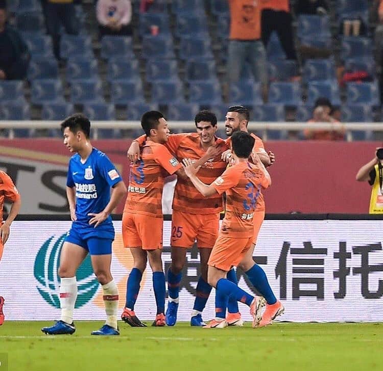 マルアン・フェライニのインスタグラム：「2-2 tough game but top spirit from the team ... important games are coming let’s rest and come back stronger @lunengtaishan」