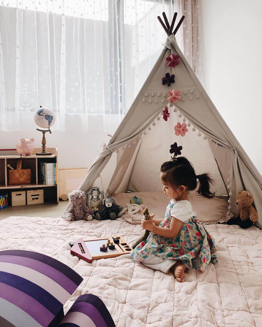 大橋菜央さんのインスタグラム写真 - (大橋菜央Instagram)「She is enjoying her own room🏠She loves her cute tipi, even take a nap there⛺️♡ . . . 昨日で引越し完了🚛 . 今日一日がんばってようやくダンボールがなくなったー🙌📦 . まだどこもとりあえず物を”置いただけ”状態やけど それでも徐々にくつろげる場所が出来てきた😚♡ . 初のMia部屋⛺️ ポートランドで気に入ってなんとか持ち帰った @restoration.hardware のテントに友達から前にもらった飾りをつけて❁ . “てんとんてんとん”🧒🏻 とテントに誘ってくれる😂 . プレイマットは @cunaselect のcotton & sweets♡ 映ってないけど壁の色も一面だけこのピンクに合わせてみた🤔 . どんどんパッキングされてお気に入りのおもちゃとしばしお別れしてたので ようやく再会できて嬉しそう😁🎶 . . . #引越し #たれ眉 #たれ目 #こどものいる暮らし #cunaselect #cunaselectlife #テント #キッズテント #restorationhardware #marlmarl_cd #生後19ヶ月 #1歳7ヶ月 #miababyliving #naoliving_interior #naoliving_toys」9月21日 23時51分 - naoliving