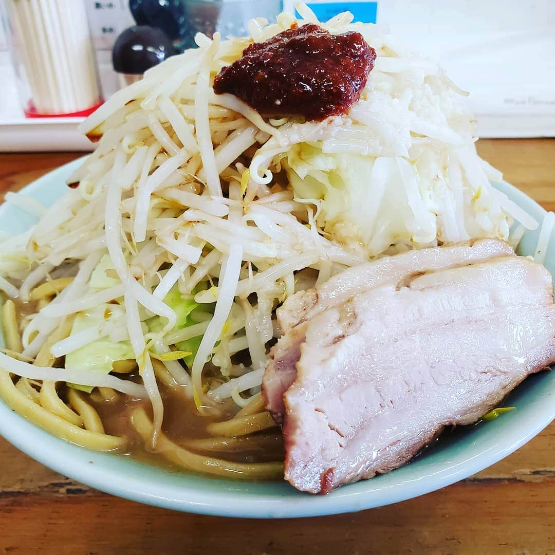 粉川真一さんのインスタグラム写真 - (粉川真一Instagram)「野菜たっぷりのラーメンを頂いた！ 今日も一日頑張ろう！  赤辛いペーストを乗せてみた。 勝手に「赤富士」と名付ける。  #ラーメン　#野菜たっぷり　#野菜ラーメン　#もやしラーメン　#中華　#極太麺　#赤辛いペースト　#肉厚トロトロチャーシュー」9月21日 23時52分 - mrt.kokawa