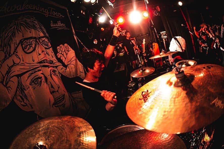HIROSHIのインスタグラム：「‪dustbox「The Awakening TOUR」HEAVEN'S ROCK 宇都宮 VJ-2‬ ‪早すぎる3ヶ所何処も楽しかった♪‬ dustboxありがとう!‬ ‪んでおめでとう🎉‬ お互い同じ20周年! 最高やな! 初めは仲良くなかったが今は大好きな３人やで！ これからも宜しく!‬ 10月1日のdust'nGRAFFTY‬ ‪新宿ロフト待ってるよ♪ ‬ ‪集まってくれたみんなマジありがとう。 ‬ ‪photo by @kawado_photo‬ ‪#dustbox‬ ‪#ROTTENGRAFFTY‬」