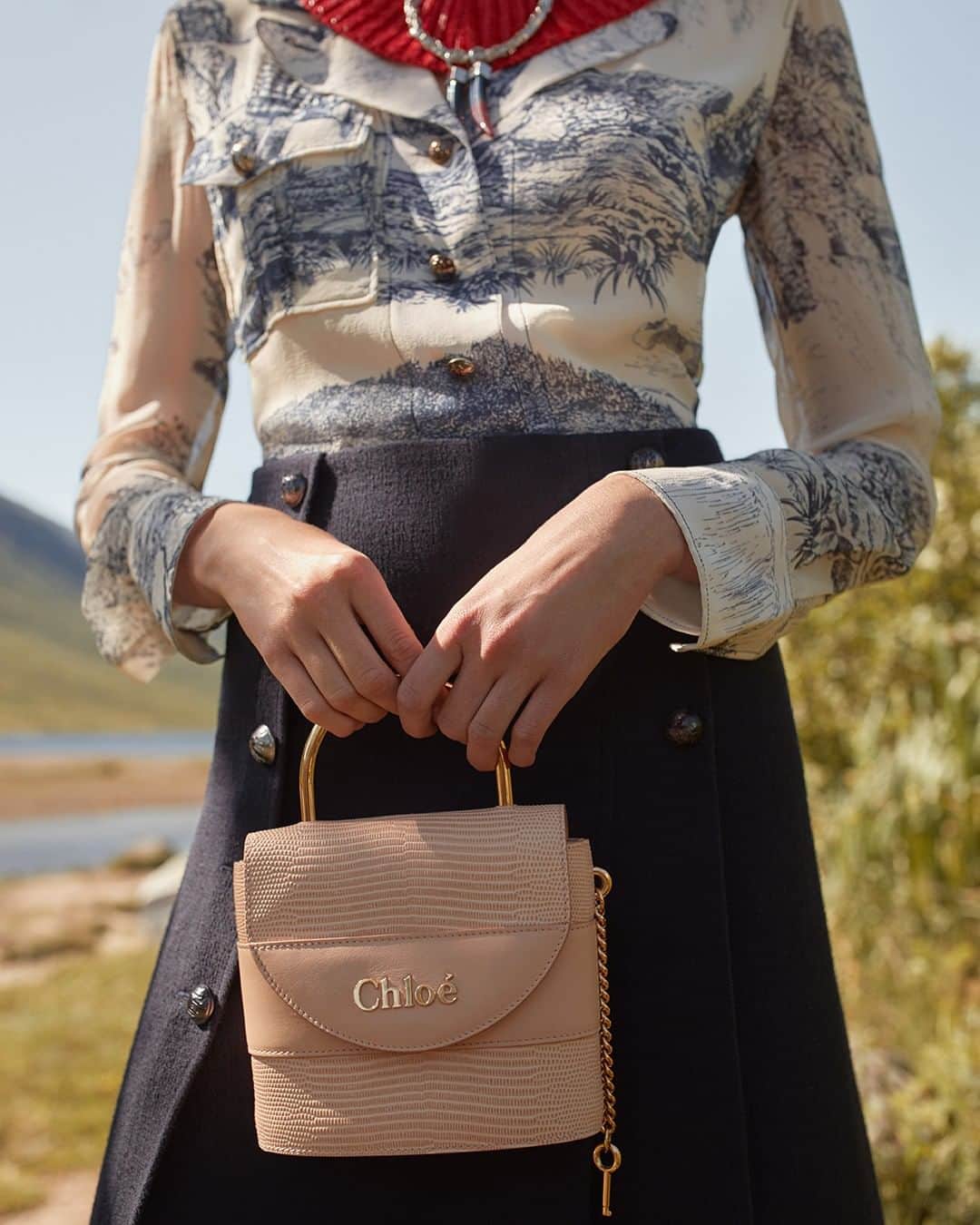 Chloéさんのインスタグラム写真 - (ChloéInstagram)「Carry a bag that is distinctly Chloé  Shop the latest Aby Lock styles in boutiques and on chloe.com  #chloeGIRLS #chloe」9月22日 0時01分 - chloe