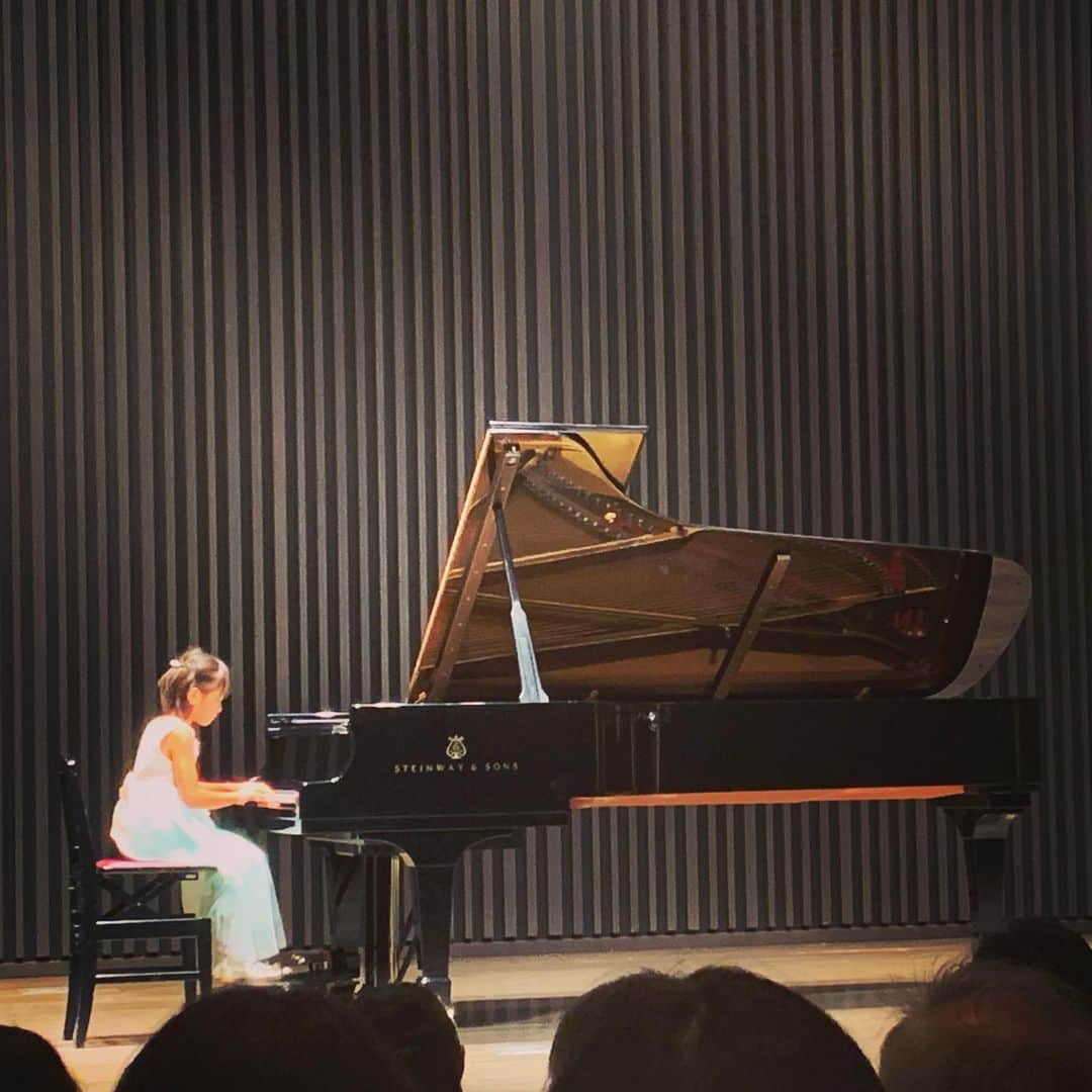 石川直宏さんのインスタグラム写真 - (石川直宏Instagram)「秋の発表会 2019🎹✨ 毎日コツコツ取り組んでいる成果♪ 2人とも肝が据わっていて逞しい👭 笑 ピアノど素人だから俺は何にも言えないけど、表現力が豊かになってきました🙋‍♂️♬ . #ピアノ発表会 #姉妹 #長女 #人形の夢と目覚め #エステン ？ #次女 #ガラスのくつ #ギロック ？」9月22日 0時02分 - sgss.18