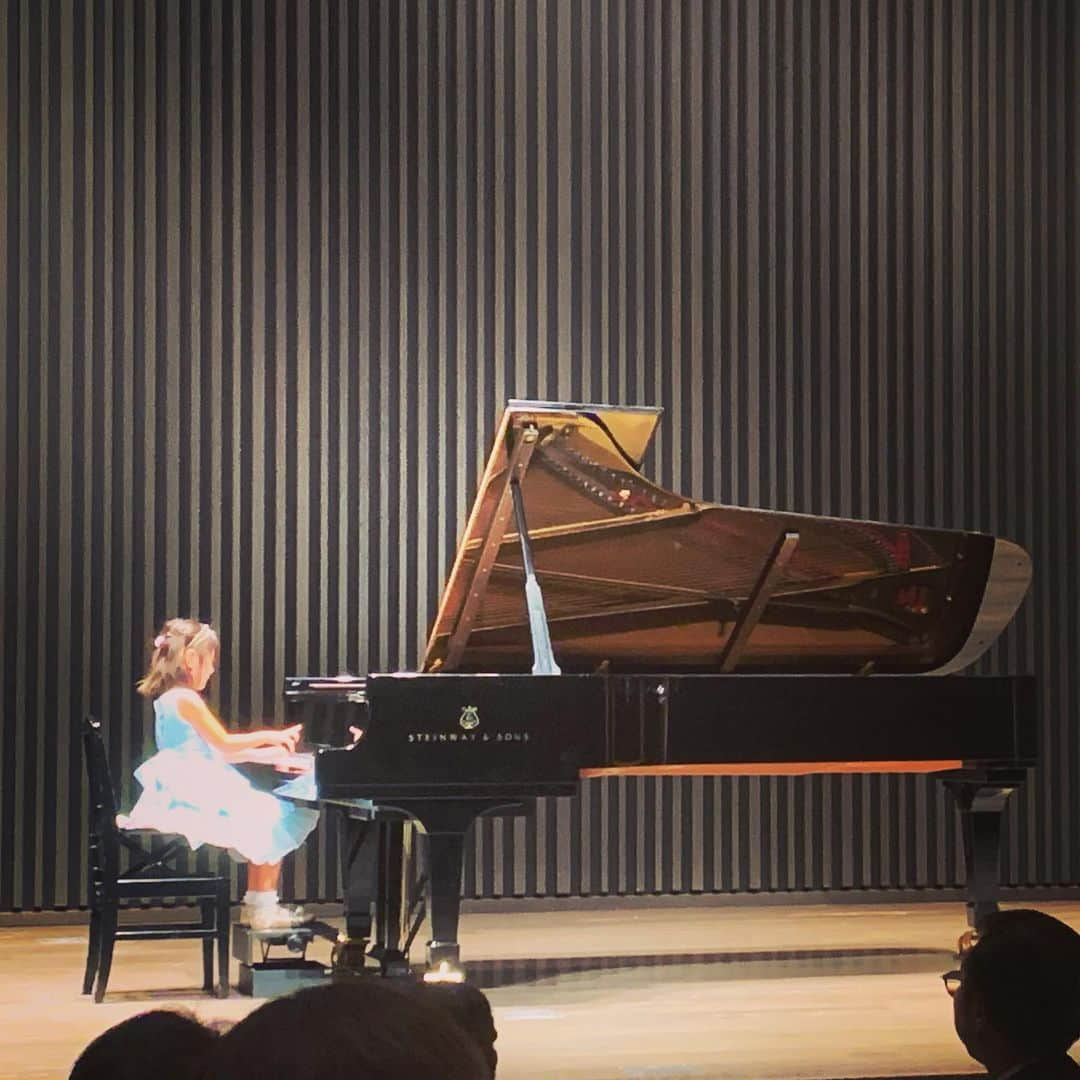 石川直宏さんのインスタグラム写真 - (石川直宏Instagram)「秋の発表会 2019🎹✨ 毎日コツコツ取り組んでいる成果♪ 2人とも肝が据わっていて逞しい👭 笑 ピアノど素人だから俺は何にも言えないけど、表現力が豊かになってきました🙋‍♂️♬ . #ピアノ発表会 #姉妹 #長女 #人形の夢と目覚め #エステン ？ #次女 #ガラスのくつ #ギロック ？」9月22日 0時02分 - sgss.18