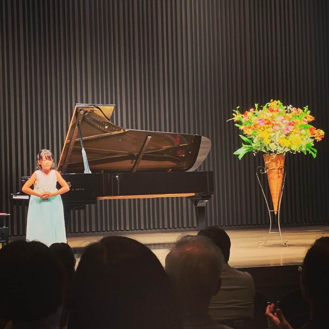 石川直宏さんのインスタグラム写真 - (石川直宏Instagram)「秋の発表会 2019🎹✨ 毎日コツコツ取り組んでいる成果♪ 2人とも肝が据わっていて逞しい👭 笑 ピアノど素人だから俺は何にも言えないけど、表現力が豊かになってきました🙋‍♂️♬ . #ピアノ発表会 #姉妹 #長女 #人形の夢と目覚め #エステン ？ #次女 #ガラスのくつ #ギロック ？」9月22日 0時02分 - sgss.18