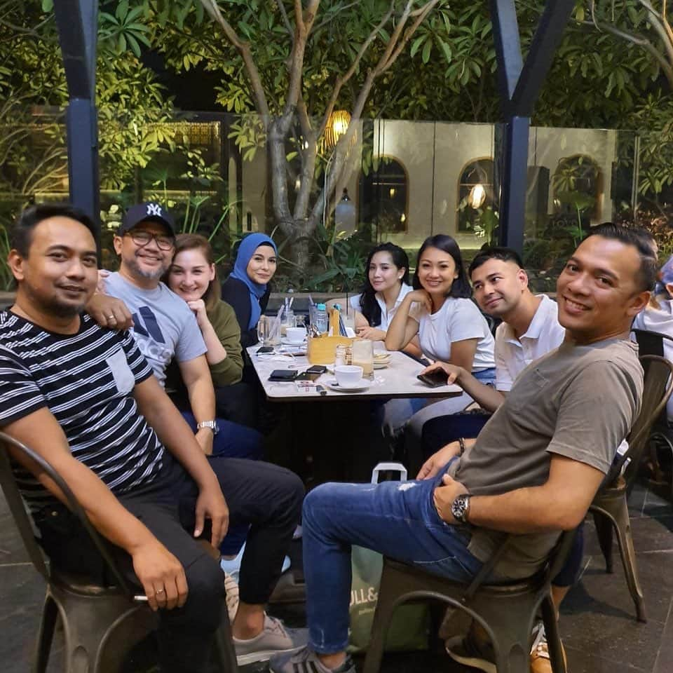 Raffi Ahmadさんのインスタグラム写真 - (Raffi AhmadInstagram)「Malem mingguan Kumpul Bapa bapak dan Ibu ibuk 😇」9月22日 0時02分 - raffinagita1717