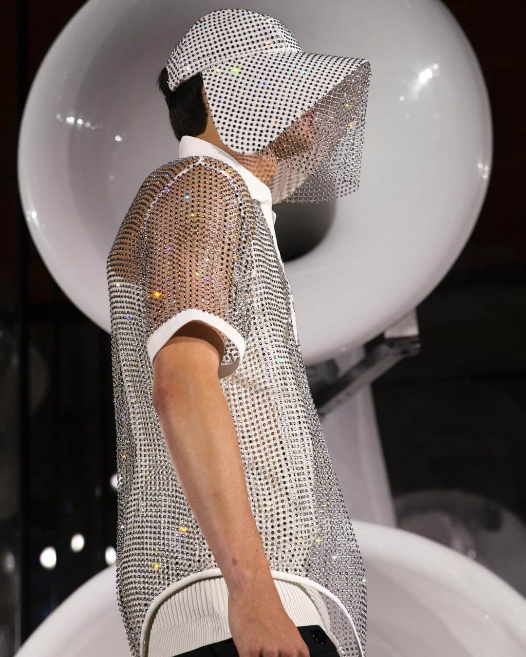 のインスタグラム：「Unexpected embellishment: the classic polo shirt is reimagined in crystal studded mesh. Worn with the bonnet baseball hat - a hybrid style influenced by Victorian bonnets and the baseball cap . #Evolution #BurberryShow #LFW #BurberrySpringSummer20」