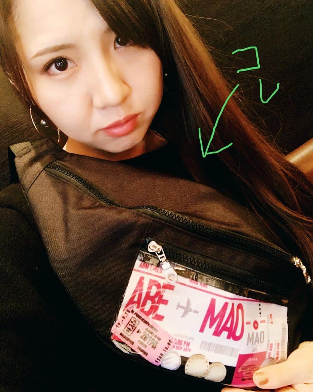 阿部真央のインスタグラム：「弾き語りツアーのグッズ解禁になりました( ^ω^ )♡ 今回のテーマは「旅」です✈️🚄 FC限定グッズもあります🙊  サンプルチェックの時のウエストポーチの画像だけあったので載せとくね📷 また他のグッズの着用画像など後日アップします‼️ みんな是非チェックしてね🙋‍♀️✨ #阿部真央 #あべま #あべまにあ」