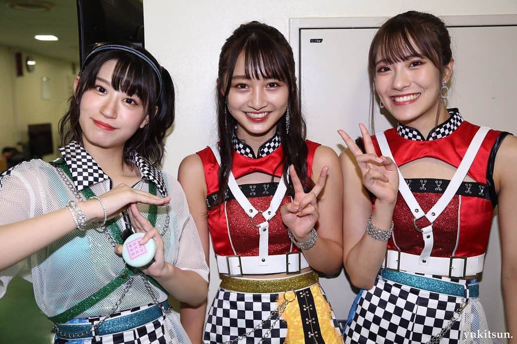 小嶋花梨さんのインスタグラム写真 - (小嶋花梨Instagram)「NMB48 LIVE TOUR 2019 〜NAMBA祭〜 千秋楽﻿ ﻿ ﻿ ツアーリハが始まってから今日までの約1ヶ月キャプテンとして自分の中で色々な葛藤がありました。﻿ ﻿ みんなが着いてきやすい道を作らないと行けないのに、指示が出せなかったり、自分の思いを思うように伝えられないもどかしさだったり、上手くやらなきゃ上手くやらなきゃ。と自分で自分を苦しめていたり、、、。﻿ でもそんな私を見て ただぎゅっと優しく抱きしめてくれたり、笑わせて緊張を緩ませてくれたり、忙しい中 相談に乗ってくだったり、﻿ ﻿ 沢山のメンバーに助けてもらいました🥺﻿ ﻿ 世界一温かくて優しいグループです🥺﻿ ﻿ ﻿ ﻿ 私はNMB48のキャプテンになれてよかったです☺️﻿ ﻿ ﻿ ﻿ NMB48が大好きです！﻿ ﻿ ﻿ ﻿ ﻿ メンバーの卒業が続き寂しい気持ちはどうしてもあるけど、研究生の昇格など嬉しい報告があったり、後輩メンバーの頼もしすぎる思いを聞いて、﻿ さらに勢いを加速させて、9周年10周年と新しいNMB48を作り上げていきたいと思います！﻿ ﻿ ﻿ ﻿ へなちょこキャプテンですがこれからもよろしくお願いします🙇‍♂️﻿ ﻿ ﻿ ﻿ 次は9周年ライブ！！大阪城楽しみ〜🏯✨﻿ ﻿ ﻿ ﻿ #ゆきつんカメラ」9月22日 0時12分 - nmb_kojima_48