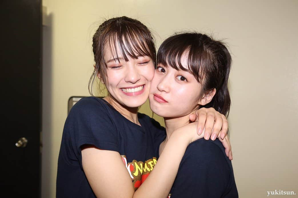 小嶋花梨さんのインスタグラム写真 - (小嶋花梨Instagram)「NMB48 LIVE TOUR 2019 〜NAMBA祭〜 千秋楽﻿ ﻿ ﻿ ツアーリハが始まってから今日までの約1ヶ月キャプテンとして自分の中で色々な葛藤がありました。﻿ ﻿ みんなが着いてきやすい道を作らないと行けないのに、指示が出せなかったり、自分の思いを思うように伝えられないもどかしさだったり、上手くやらなきゃ上手くやらなきゃ。と自分で自分を苦しめていたり、、、。﻿ でもそんな私を見て ただぎゅっと優しく抱きしめてくれたり、笑わせて緊張を緩ませてくれたり、忙しい中 相談に乗ってくだったり、﻿ ﻿ 沢山のメンバーに助けてもらいました🥺﻿ ﻿ 世界一温かくて優しいグループです🥺﻿ ﻿ ﻿ ﻿ 私はNMB48のキャプテンになれてよかったです☺️﻿ ﻿ ﻿ ﻿ NMB48が大好きです！﻿ ﻿ ﻿ ﻿ ﻿ メンバーの卒業が続き寂しい気持ちはどうしてもあるけど、研究生の昇格など嬉しい報告があったり、後輩メンバーの頼もしすぎる思いを聞いて、﻿ さらに勢いを加速させて、9周年10周年と新しいNMB48を作り上げていきたいと思います！﻿ ﻿ ﻿ ﻿ へなちょこキャプテンですがこれからもよろしくお願いします🙇‍♂️﻿ ﻿ ﻿ ﻿ 次は9周年ライブ！！大阪城楽しみ〜🏯✨﻿ ﻿ ﻿ ﻿ #ゆきつんカメラ」9月22日 0時12分 - nmb_kojima_48