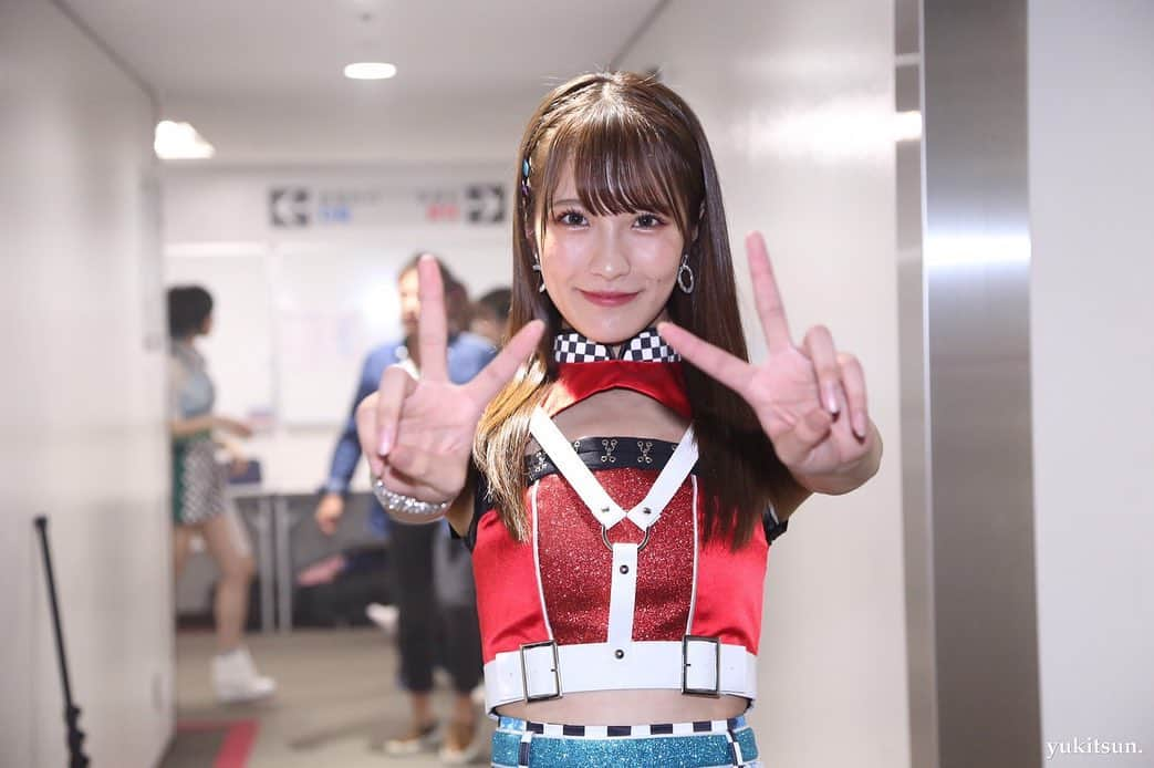 小嶋花梨さんのインスタグラム写真 - (小嶋花梨Instagram)「NMB48 LIVE TOUR 2019 〜NAMBA祭〜 千秋楽﻿ ﻿ ﻿ ツアーリハが始まってから今日までの約1ヶ月キャプテンとして自分の中で色々な葛藤がありました。﻿ ﻿ みんなが着いてきやすい道を作らないと行けないのに、指示が出せなかったり、自分の思いを思うように伝えられないもどかしさだったり、上手くやらなきゃ上手くやらなきゃ。と自分で自分を苦しめていたり、、、。﻿ でもそんな私を見て ただぎゅっと優しく抱きしめてくれたり、笑わせて緊張を緩ませてくれたり、忙しい中 相談に乗ってくだったり、﻿ ﻿ 沢山のメンバーに助けてもらいました🥺﻿ ﻿ 世界一温かくて優しいグループです🥺﻿ ﻿ ﻿ ﻿ 私はNMB48のキャプテンになれてよかったです☺️﻿ ﻿ ﻿ ﻿ NMB48が大好きです！﻿ ﻿ ﻿ ﻿ ﻿ メンバーの卒業が続き寂しい気持ちはどうしてもあるけど、研究生の昇格など嬉しい報告があったり、後輩メンバーの頼もしすぎる思いを聞いて、﻿ さらに勢いを加速させて、9周年10周年と新しいNMB48を作り上げていきたいと思います！﻿ ﻿ ﻿ ﻿ へなちょこキャプテンですがこれからもよろしくお願いします🙇‍♂️﻿ ﻿ ﻿ ﻿ 次は9周年ライブ！！大阪城楽しみ〜🏯✨﻿ ﻿ ﻿ ﻿ #ゆきつんカメラ」9月22日 0時12分 - nmb_kojima_48