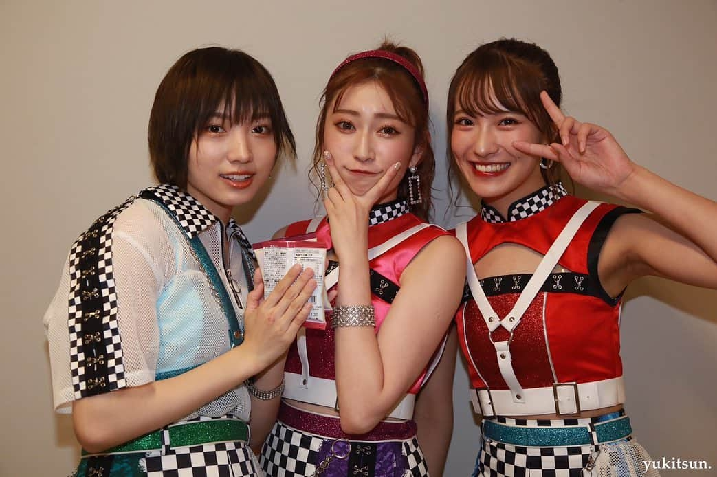 小嶋花梨さんのインスタグラム写真 - (小嶋花梨Instagram)「NMB48 LIVE TOUR 2019 〜NAMBA祭〜 千秋楽﻿ ﻿ ﻿ ツアーリハが始まってから今日までの約1ヶ月キャプテンとして自分の中で色々な葛藤がありました。﻿ ﻿ みんなが着いてきやすい道を作らないと行けないのに、指示が出せなかったり、自分の思いを思うように伝えられないもどかしさだったり、上手くやらなきゃ上手くやらなきゃ。と自分で自分を苦しめていたり、、、。﻿ でもそんな私を見て ただぎゅっと優しく抱きしめてくれたり、笑わせて緊張を緩ませてくれたり、忙しい中 相談に乗ってくだったり、﻿ ﻿ 沢山のメンバーに助けてもらいました🥺﻿ ﻿ 世界一温かくて優しいグループです🥺﻿ ﻿ ﻿ ﻿ 私はNMB48のキャプテンになれてよかったです☺️﻿ ﻿ ﻿ ﻿ NMB48が大好きです！﻿ ﻿ ﻿ ﻿ ﻿ メンバーの卒業が続き寂しい気持ちはどうしてもあるけど、研究生の昇格など嬉しい報告があったり、後輩メンバーの頼もしすぎる思いを聞いて、﻿ さらに勢いを加速させて、9周年10周年と新しいNMB48を作り上げていきたいと思います！﻿ ﻿ ﻿ ﻿ へなちょこキャプテンですがこれからもよろしくお願いします🙇‍♂️﻿ ﻿ ﻿ ﻿ 次は9周年ライブ！！大阪城楽しみ〜🏯✨﻿ ﻿ ﻿ ﻿ #ゆきつんカメラ」9月22日 0時12分 - nmb_kojima_48