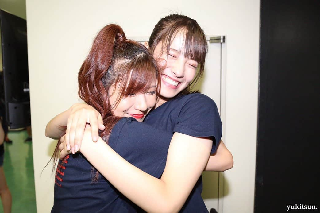 小嶋花梨さんのインスタグラム写真 - (小嶋花梨Instagram)「NMB48 LIVE TOUR 2019 〜NAMBA祭〜 千秋楽﻿ ﻿ ﻿ ツアーリハが始まってから今日までの約1ヶ月キャプテンとして自分の中で色々な葛藤がありました。﻿ ﻿ みんなが着いてきやすい道を作らないと行けないのに、指示が出せなかったり、自分の思いを思うように伝えられないもどかしさだったり、上手くやらなきゃ上手くやらなきゃ。と自分で自分を苦しめていたり、、、。﻿ でもそんな私を見て ただぎゅっと優しく抱きしめてくれたり、笑わせて緊張を緩ませてくれたり、忙しい中 相談に乗ってくだったり、﻿ ﻿ 沢山のメンバーに助けてもらいました🥺﻿ ﻿ 世界一温かくて優しいグループです🥺﻿ ﻿ ﻿ ﻿ 私はNMB48のキャプテンになれてよかったです☺️﻿ ﻿ ﻿ ﻿ NMB48が大好きです！﻿ ﻿ ﻿ ﻿ ﻿ メンバーの卒業が続き寂しい気持ちはどうしてもあるけど、研究生の昇格など嬉しい報告があったり、後輩メンバーの頼もしすぎる思いを聞いて、﻿ さらに勢いを加速させて、9周年10周年と新しいNMB48を作り上げていきたいと思います！﻿ ﻿ ﻿ ﻿ へなちょこキャプテンですがこれからもよろしくお願いします🙇‍♂️﻿ ﻿ ﻿ ﻿ 次は9周年ライブ！！大阪城楽しみ〜🏯✨﻿ ﻿ ﻿ ﻿ #ゆきつんカメラ」9月22日 0時12分 - nmb_kojima_48