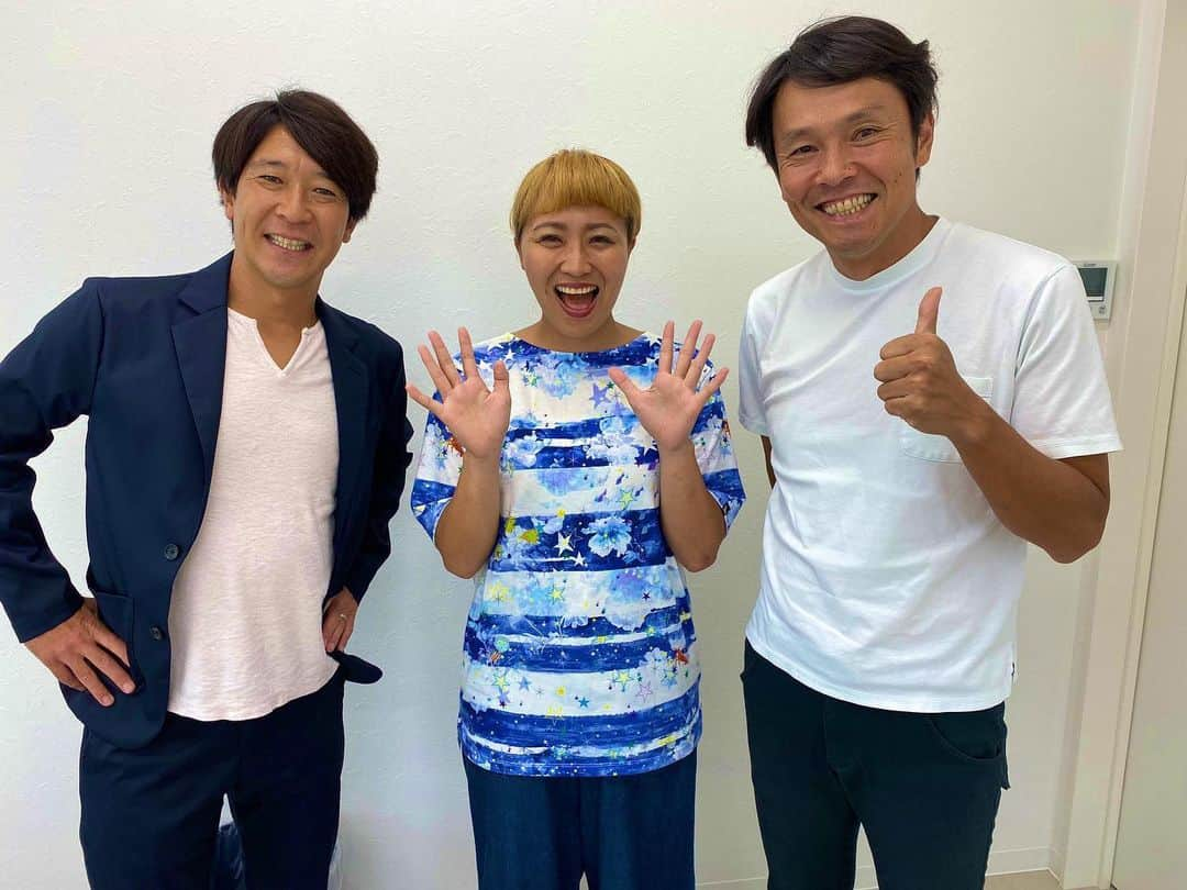 丸山桂里奈さんのインスタグラム写真 - (丸山桂里奈Instagram)「大先輩たちと、楽しい楽しいサッカーのお仕事。サッカー素晴らしい⚽️こんなに楽しいスポーツあるかな。いやみんな自分のスポーツが楽しいかぁー それにしても福田さんのマシンガントークで合間の2時間全てつぶれる。おそるべし体力、53歳笑笑 水内さんは安定の🙋‍♀️👍いつもお世話になります。 さ、今から飛行機。全部寝る、着いたらロケ、すぐ帰国🤭 おやすみなさーい  #埼玉県 #菖蒲 #住宅展示場 #第2弾 #サッカーつながり #福田正博さん #水内猛さん #MR.レッズ #楽しくてずっと笑ってた #もはや顎がない #なくなったほぼ #取り戻さなければ #飛行機で寝て取り戻します #大先輩のお二方 #ありがとうございました #福田さん渋滞してませんでした #信じてよかったです #ちょっと日本バイバイ #いい意味で #インスタバエ」9月22日 0時13分 - karinamaruyama