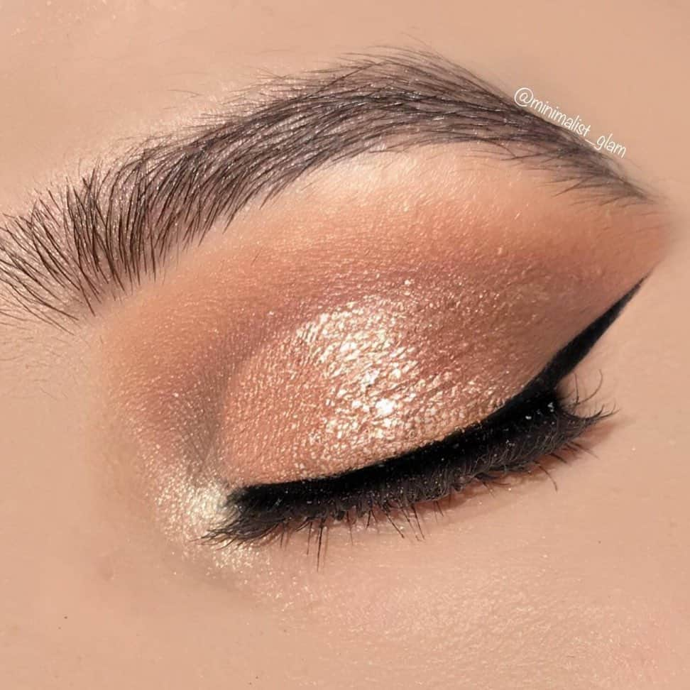 Stila Cosmeticsさんのインスタグラム写真 - (Stila CosmeticsInstagram)「Add that extra ✨ sparkle ✨ to your #weekendvibes 🤩 @minimalist_glam used our Glitter & Glow in 'Rose Gold Retro' to top off this natural eye look, and we're in ❤️! Available @macys #macys #glittereyeshadow #eyecandy #stilacosmetics」9月22日 0時24分 - stilacosmetics