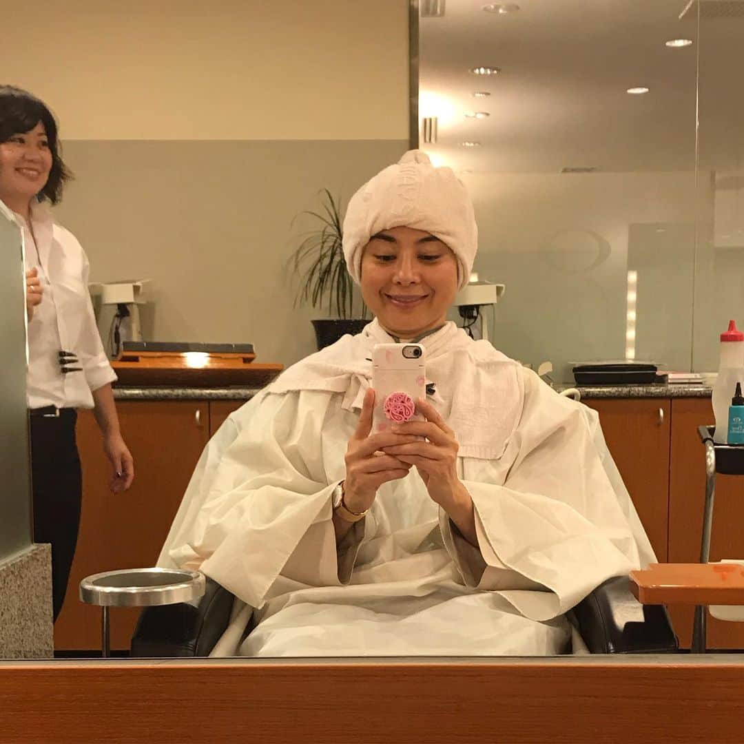 間々田佳子のインスタグラム：「顔も頭皮も引き締めよう‼️ 頭皮をピカピカにしていただき、 さらに ヘッドエステを体験😊 最高でした！ 終わったあとは 頭も顔もとても軽くなっていて びっくり💕  時々頭皮もケアは必要ですね👌  #ベルジュバンス  #弱酸性美容法 おススメです！  今度 日本弱酸性美容協会主催のイベントで 講演いたします。 10/1 赤レンガ 皆さまお時間が合えば是非❤️」
