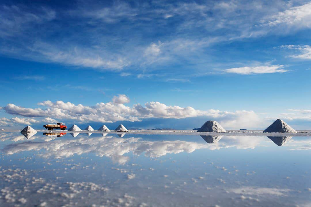 thephotosocietyさんのインスタグラム写真 - (thephotosocietyInstagram)「Photo by Ivan Kashinsky @ivankphoto | A salt miner leaves the Salar de Uyuni on his way to Colchani, a small village of miners on the edge of the salt flat, in Bolivia. The Salar de Uyuni is the world’s largest salt flat. This photo was part of book project in which Karla Gachet (@kchete77) and I traveled from the Equator to the southern tip of South America. @runa_photos, @panospictures, #runaflirts」9月22日 0時24分 - thephotosociety