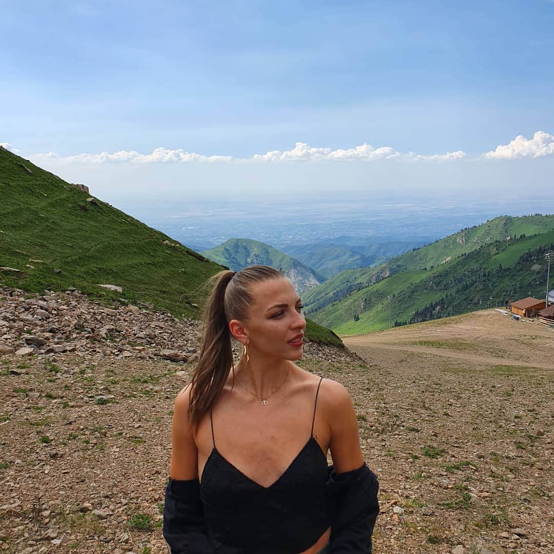 メリティナ・スタニウタさんのインスタグラム写真 - (メリティナ・スタニウタInstagram)「Never measure the height of a mountain until you have reached the top. Then you will see how low it was🏔⛰ ⠀ Один из самых красивых пейзажей моего лета - Казахстан 🇰🇿 ⠀ #kazakhstan #almaty #mountains #mountain #ontop #topview #samsungbelarus #s10belarus #galaxys10」9月22日 0時24分 - melitinastaniouta