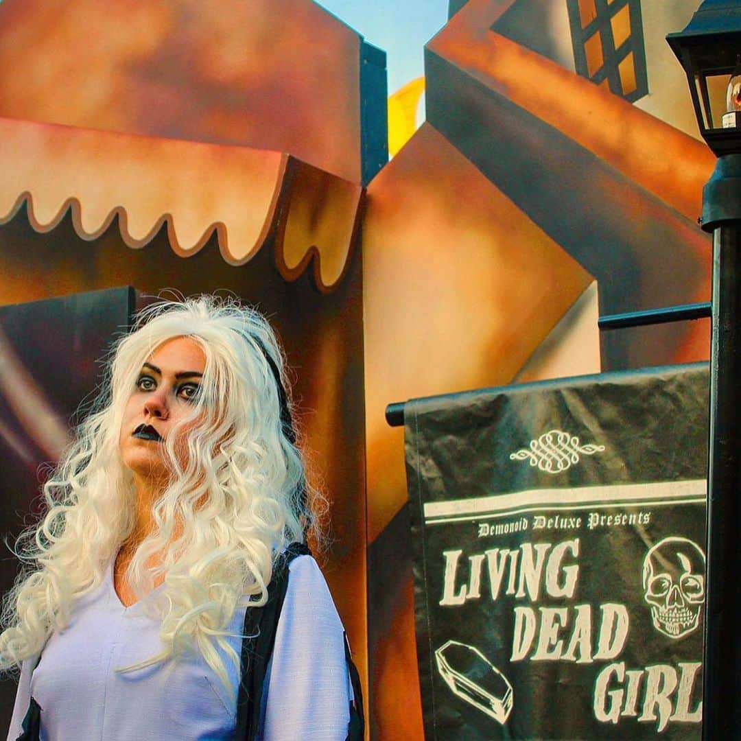 ロブ・ゾンビさんのインスタグラム写真 - (ロブ・ゾンビInstagram)「Who knew Living Dead Girl would become an attraction at Universal Studios in Orlando! So crazy. #livingdeadgirl #universalstudiosorlando #sherimoonzombie #robzombie #hellbillydeluxe」9月22日 5時51分 - robzombieofficial