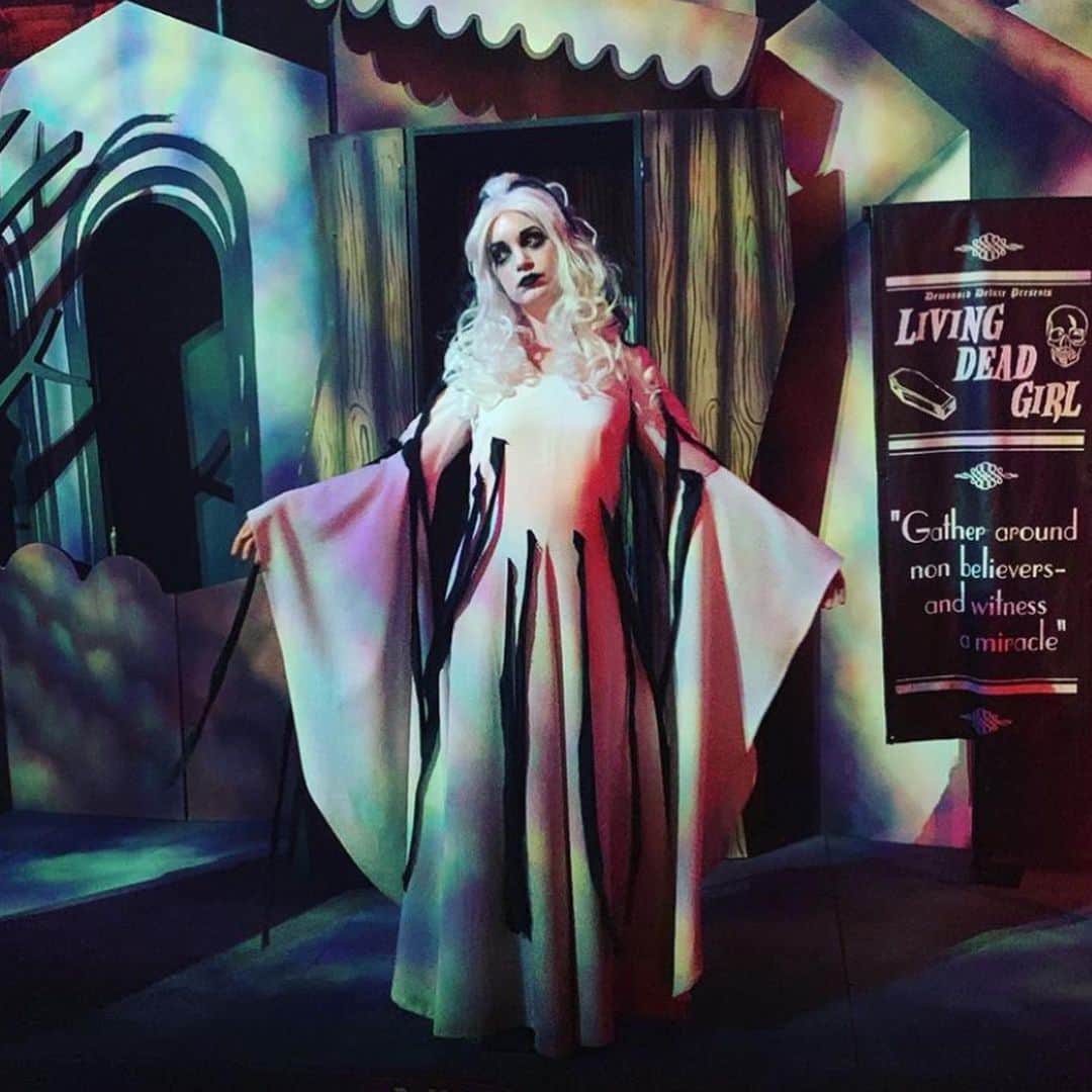 ロブ・ゾンビのインスタグラム：「Who knew Living Dead Girl would become an attraction at Universal Studios in Orlando! So crazy. #livingdeadgirl #universalstudiosorlando #sherimoonzombie #robzombie #hellbillydeluxe」