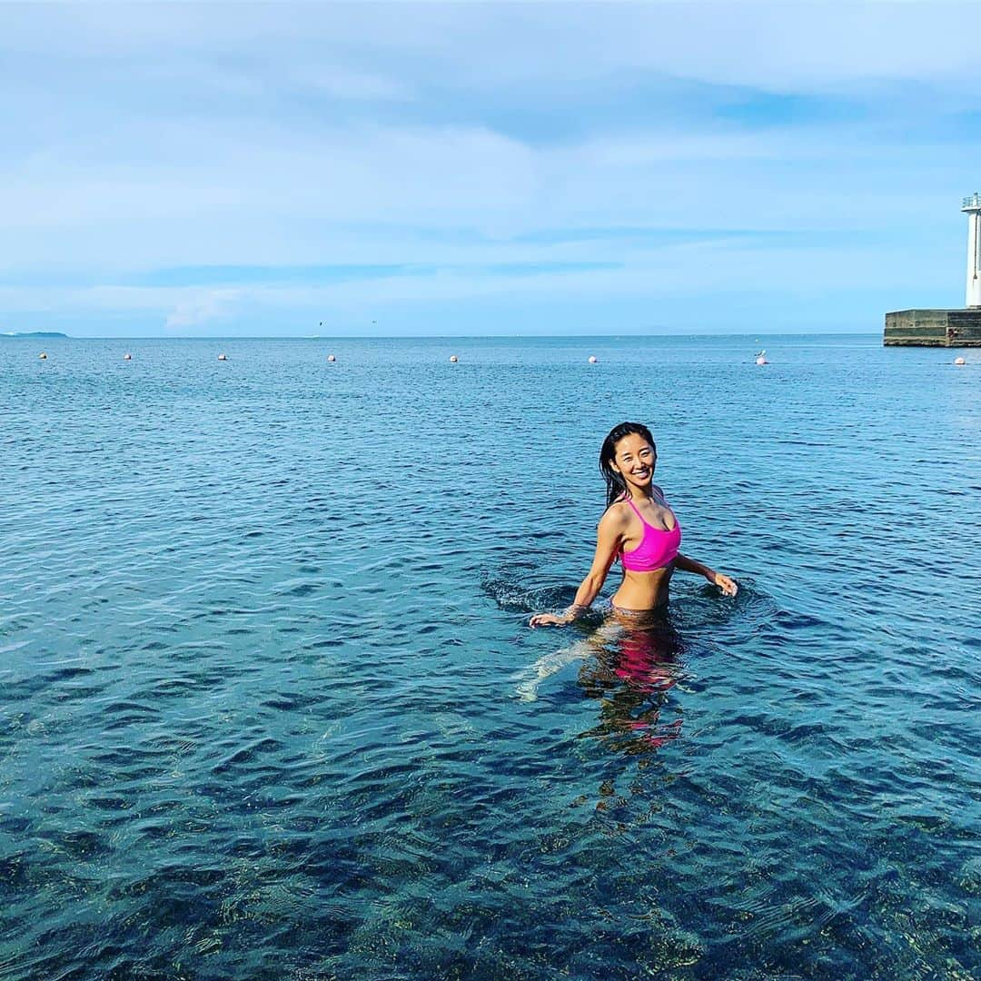 澤山璃奈さんのインスタグラム写真 - (澤山璃奈Instagram)「秋の風が気持ち良いね🍂 夏が終わっちゃったなぁって実感する日々🍄  大好きな夏☀️ 大好きな海にもプールにもいっぱい行けて今年は夏満喫出来ました💙🧜🏾‍♀️ 誕生日まで1か月きって、 1年を振り返ってたり これからのことを改めて考えたり💭  何をするにしても 情熱を持って 愛を持って 感謝の気持ちを持って 思いっきりやりきることを大切にしてきました💫  どんな道に進んでも これからもずっとそんな人生にしていきたいと思っています🌈 #氷の上のマーメイド #2019summer  #夏の思い出」9月22日 0時26分 - rinasawayama